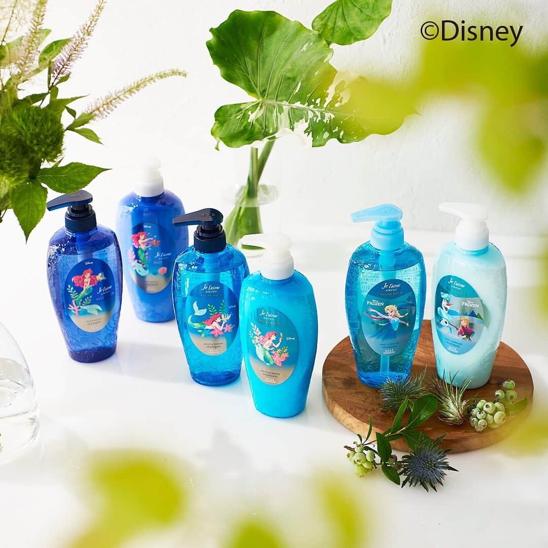 ジュレーム[Je l'aime] のインスタグラム：「・ 限定Disneyデザインのシャンプー・トリートメント フルボトル（各500ml）のペアセット💕 ・ モイスト＆スムース、ディープモイストに加え、夏季限定のクールレモネード（COOL LEMONADE）が新登場！！ ・ DEEP MOIST＊＊＊＊🧜‍♀️アリエル COOL LEMONADE＊＊＊＊❄️アナと雪の女王 MOIST&SMOOTH＊＊＊＊🧜‍♀️アリエル ・ from Jelaime AMINO ALGAE RICH ・ ■18種のアミノ酸*配合！深刻ダメージも瞬感補修 髪の内側も外側もアミノ補修。特に傷んだ髪も毛先までツヤめく髪へ  ■厳選された海の成分でパサつく毛先まで浸透保湿 高保湿マリンエッセンスGL配合。髪の芯やまとまらない毛先までしなやかに潤う  ＊アミノ酸・アミノ酸誘導体含む ・ #KOSE #コーセー #限定シャンプー #限定コスメ #限定ディズニーデザイン #jelaime #ジュレーム #リラックス #シャンプー #トリートメント #ヘアマスク #ヘアケア #style #hair #髪  #バスルーム #シャワー  #cool #おうちでエンジョイ  #ディズニー #disney #frozen #アナと雪の女王 #Littleｍermaid #Ariel #アリエル #青色シャンプー #アナ雪シャンプー #松本潤さん #相葉雅紀さん」