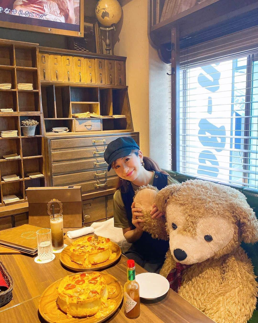 中村江莉香さんのインスタグラム写真 - (中村江莉香Instagram)「お友達のダッフィーちゃんとお食事へ行ってきましたよ🐻💓萌え萌えきゅん☺️💕💕 うふふふふ❤️☺️ ・・。 ってのは冗談で(笑)🤣🤣(どんなキャラ？！🤭) #渋谷 #Cornbarley さんへ🐻💛💛 YouTube撮影もさせていただきました💕(明日upされます#もぐもぐシリーズ )🤫🍽 (ひとつのピザが２人用で🍕まるまるひとつ私が食べられると思わなかったようで？！お店の方も驚いてました🤣笑) とにかく可愛い店内😭💕 まるでdisney landの中のような..✨アートがそれぞれのお席に飾られていて癒しの空間😘✨長居してしまう〜っ🧑🏻‍💻✨ 店員さんのお心遣いも素晴らしく非日常を感じられました..❤️ ・ ootd 👚 @forget_m_n 🌸🌸🌸 #お洒落カフェ #ダッフィー #ダッフィー好き #渋谷カフェ #隠れ家 #教えたくない場所 #コーンバレー #癒しのカフェ #インスタ映え #落ち着いた空間 #渋谷レストランバー #渋谷バー #渋谷ディナー #渋谷ランチ #アートのある暮らし #アート巡り #美術館カフェ #ディズニー好きな人と繋がりたい #ディズニー #音楽のある生活 #素敵な空間 #カフェ時間 #コーヒーマニア #コーヒー好き #YouTube撮影 #movie #pr」7月18日 12時46分 - erica_nakamura