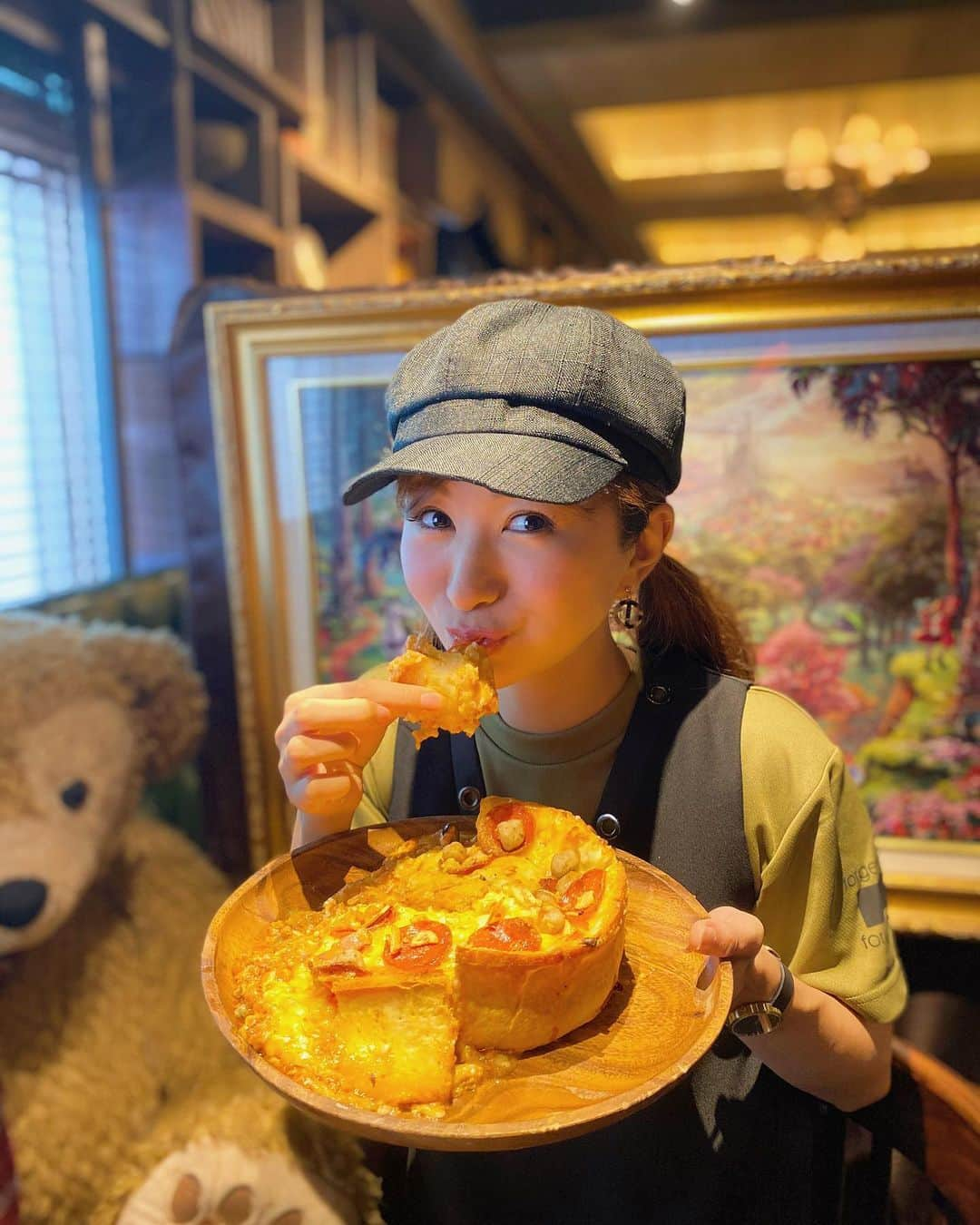 中村江莉香さんのインスタグラム写真 - (中村江莉香Instagram)「お友達のダッフィーちゃんとお食事へ行ってきましたよ🐻💓萌え萌えきゅん☺️💕💕 うふふふふ❤️☺️ ・・。 ってのは冗談で(笑)🤣🤣(どんなキャラ？！🤭) #渋谷 #Cornbarley さんへ🐻💛💛 YouTube撮影もさせていただきました💕(明日upされます#もぐもぐシリーズ )🤫🍽 (ひとつのピザが２人用で🍕まるまるひとつ私が食べられると思わなかったようで？！お店の方も驚いてました🤣笑) とにかく可愛い店内😭💕 まるでdisney landの中のような..✨アートがそれぞれのお席に飾られていて癒しの空間😘✨長居してしまう〜っ🧑🏻‍💻✨ 店員さんのお心遣いも素晴らしく非日常を感じられました..❤️ ・ ootd 👚 @forget_m_n 🌸🌸🌸 #お洒落カフェ #ダッフィー #ダッフィー好き #渋谷カフェ #隠れ家 #教えたくない場所 #コーンバレー #癒しのカフェ #インスタ映え #落ち着いた空間 #渋谷レストランバー #渋谷バー #渋谷ディナー #渋谷ランチ #アートのある暮らし #アート巡り #美術館カフェ #ディズニー好きな人と繋がりたい #ディズニー #音楽のある生活 #素敵な空間 #カフェ時間 #コーヒーマニア #コーヒー好き #YouTube撮影 #movie #pr」7月18日 12時46分 - erica_nakamura