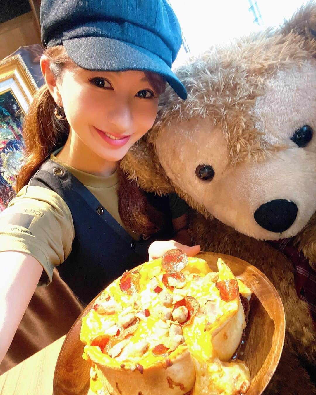 中村江莉香さんのインスタグラム写真 - (中村江莉香Instagram)「お友達のダッフィーちゃんとお食事へ行ってきましたよ🐻💓萌え萌えきゅん☺️💕💕 うふふふふ❤️☺️ ・・。 ってのは冗談で(笑)🤣🤣(どんなキャラ？！🤭) #渋谷 #Cornbarley さんへ🐻💛💛 YouTube撮影もさせていただきました💕(明日upされます#もぐもぐシリーズ )🤫🍽 (ひとつのピザが２人用で🍕まるまるひとつ私が食べられると思わなかったようで？！お店の方も驚いてました🤣笑) とにかく可愛い店内😭💕 まるでdisney landの中のような..✨アートがそれぞれのお席に飾られていて癒しの空間😘✨長居してしまう〜っ🧑🏻‍💻✨ 店員さんのお心遣いも素晴らしく非日常を感じられました..❤️ ・ ootd 👚 @forget_m_n 🌸🌸🌸 #お洒落カフェ #ダッフィー #ダッフィー好き #渋谷カフェ #隠れ家 #教えたくない場所 #コーンバレー #癒しのカフェ #インスタ映え #落ち着いた空間 #渋谷レストランバー #渋谷バー #渋谷ディナー #渋谷ランチ #アートのある暮らし #アート巡り #美術館カフェ #ディズニー好きな人と繋がりたい #ディズニー #音楽のある生活 #素敵な空間 #カフェ時間 #コーヒーマニア #コーヒー好き #YouTube撮影 #movie #pr」7月18日 12時46分 - erica_nakamura