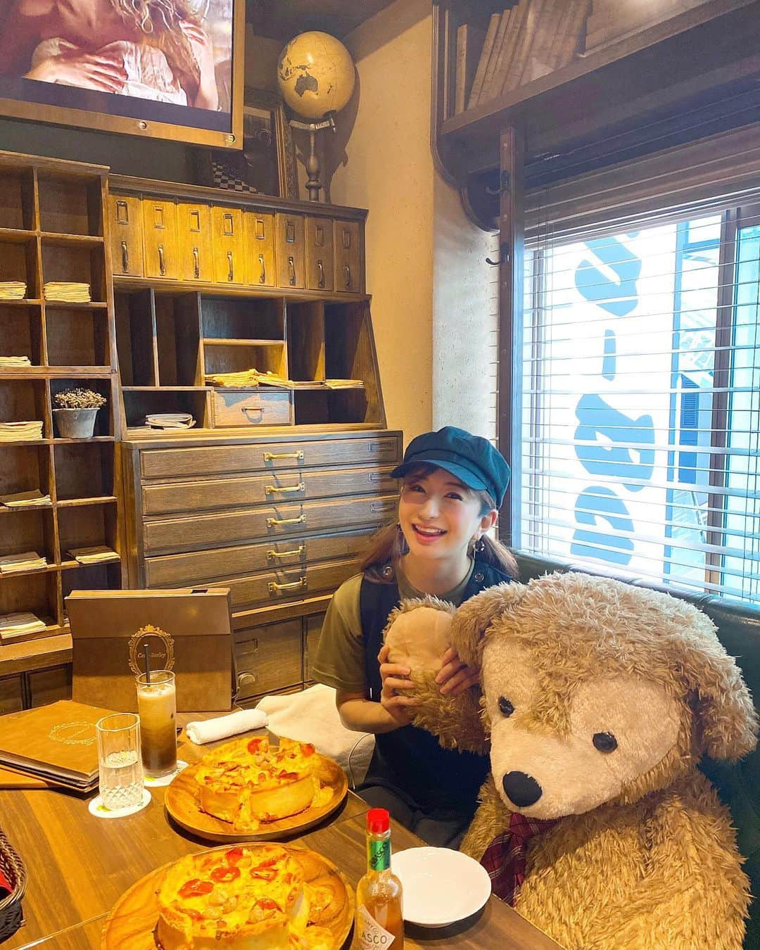 中村江莉香さんのインスタグラム写真 - (中村江莉香Instagram)「お友達のダッフィーちゃんとお食事へ行ってきましたよ🐻💓萌え萌えきゅん☺️💕💕 うふふふふ❤️☺️ ・・。 ってのは冗談で(笑)🤣🤣(どんなキャラ？！🤭) #渋谷 #Cornbarley さんへ🐻💛💛 YouTube撮影もさせていただきました💕(明日upされます#もぐもぐシリーズ )🤫🍽 (ひとつのピザが２人用で🍕まるまるひとつ私が食べられると思わなかったようで？！お店の方も驚いてました🤣笑) とにかく可愛い店内😭💕 まるでdisney landの中のような..✨アートがそれぞれのお席に飾られていて癒しの空間😘✨長居してしまう〜っ🧑🏻‍💻✨ 店員さんのお心遣いも素晴らしく非日常を感じられました..❤️ ・ ootd 👚 @forget_m_n 🌸🌸🌸 #お洒落カフェ #ダッフィー #ダッフィー好き #渋谷カフェ #隠れ家 #教えたくない場所 #コーンバレー #癒しのカフェ #インスタ映え #落ち着いた空間 #渋谷レストランバー #渋谷バー #渋谷ディナー #渋谷ランチ #アートのある暮らし #アート巡り #美術館カフェ #ディズニー好きな人と繋がりたい #ディズニー #音楽のある生活 #素敵な空間 #カフェ時間 #コーヒーマニア #コーヒー好き #YouTube撮影 #movie #pr」7月18日 12時46分 - erica_nakamura