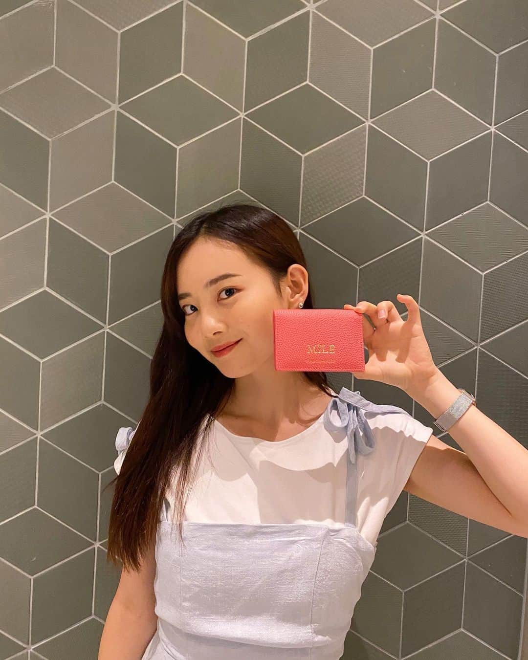 青山舞莉のインスタグラム：「𝐦𝐚𝐢𝐬𝐨𝐧 𝐝𝐞 𝐬𝐚𝐛𝐫𝐞  𝐭𝐡𝐚𝐧𝐤 𝐲𝐨𝐮 𝐟𝐨𝐫 𝐭𝐡𝐞 𝐜𝐮𝐭𝐞 𝐥𝐢𝐭𝐭𝐥𝐞 𝐜𝐚𝐫𝐝 𝐜𝐚𝐬𝐞 𝐢𝐧 𝐭𝐡𝐞 𝐜𝐨𝐥𝐨𝐫 𝐜𝐨𝐫𝐚𝐥 𝐩𝐢𝐧𝐤  コーラルピンクの名刺入れ。 キャッシュ持ち歩かないカード主義なのでそれにはぴったりなケース。 MILEって入れてもらったよ🤍 4文字好きな文字入れることができるよ @maisondesabre  #メゾンドサブレ」