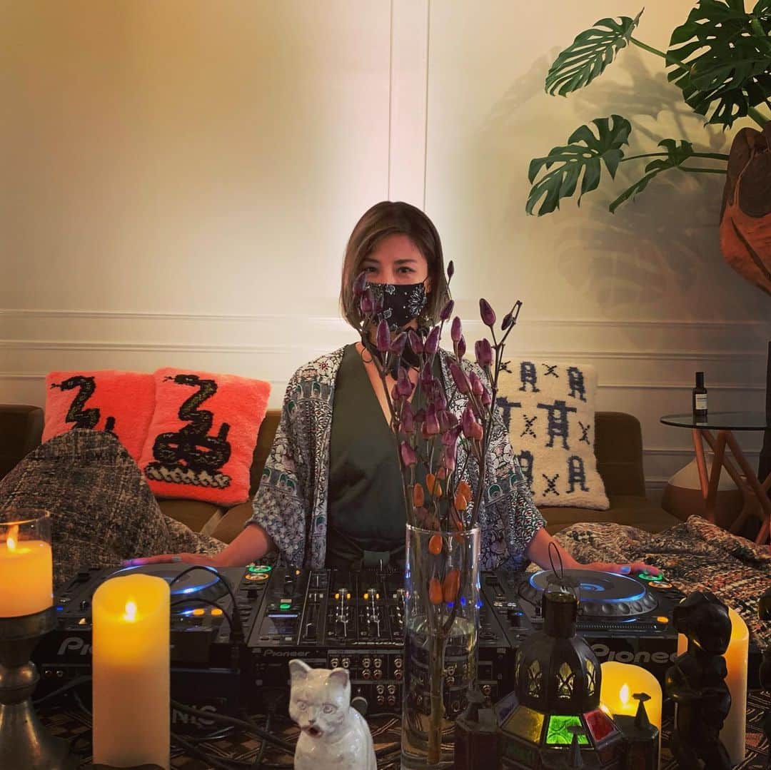 DJ AMIGAのインスタグラム：「広尾にオープンしたEAT PLAY WORKSの瞑想ルームにて 昨日のレセプションパーティーでは珍しくアンビエントDJを、サウンドメディテーションのHiko先生とセッションしました。  食とウェルネスとワークカルチャーが融合したこの複合施設、お洒落な横丁とコワーキングスペース、素敵なラウンジ、メディテーションルーム、プール、、全然回りきれなかったので今度またゆっくり行きたいと思います😊  #eatplayworks  #soundmeditation  #ambientdj  #ambientmusic」