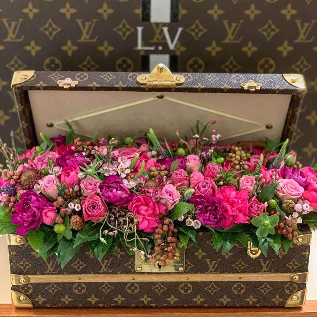 ニコライ・バーグマン・フラワーズ＆デザインさんのインスタグラム写真 - (ニコライ・バーグマン・フラワーズ＆デザインInstagram)「A different kind of flower box !!!! 😊 #nicolaibergmann  #flowerartist  #ニコライバーグマン」7月18日 12時55分 - nicolaibergmann