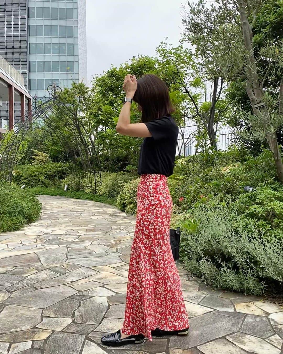 吉田早織のインスタグラム：「・﻿ 涼しいとなんとなくブラックを合わせがち🧐﻿ ﻿ ﻿ 早く梅雨空けて欲しいなぁ✨﻿ ﻿ ﻿ ﻿ tops... @uniqlo ﻿ skirt... @fray_id ﻿ ﻿ ﻿ ﻿ ﻿ #きょこ #ママコーデ #クルーネックt ﻿ #frayid #uniqlou #uniqloコーデ #uniqlo #ユニクロ #ユニクロコーデ #ユニジョ」