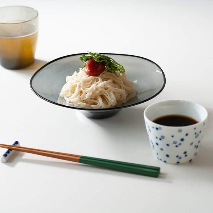 フリーデザインさんのインスタグラム写真 - (フリーデザインInstagram)「. 湿度も気温も高くじめじめとしたこの季節。見た目も涼やかな器で爽やかな食卓にしてみるのはいかがでしょう？  大阪のガラスブランド「フレスコ／fresco」が届ける「カスミ／kasumi」シリーズのボウル。 宙吹きという技法で、ひとつひとつ手仕上げされており、控え目な高台から伸びやかに広がるシルエットが特徴です。吹きガラスゆえに生まれる独特の揺らぎは、どれひとつとして同じ表情のないボウルを生み出します。 夏に食べたくなる、アイスやそうめんなどを盛り付けるのにぴったりな器です。 . . ▼詳細はプロフィールのリンクからご覧いただけます。 → @freedesign_jp . 【取扱店舗】 #フリーデザインオンラインショップ #フリーデザイン吉祥寺店 . #fresco #frescoglass #フレスコ #フレスコガラス #glass #ガラス #手吹きガラス #グラス #ガラスプレート #ガラスボウル #器 #うつわ #器 #utsuwa #freedesign #フリーデザイン #ライフスタイルショップ #インテリアショップ #シンプルライフ #くらし #暮らしの道具 #暮らしを楽しむ #丁寧な暮らし #雑貨店 #雑貨屋」7月18日 13時00分 - freedesign_jp