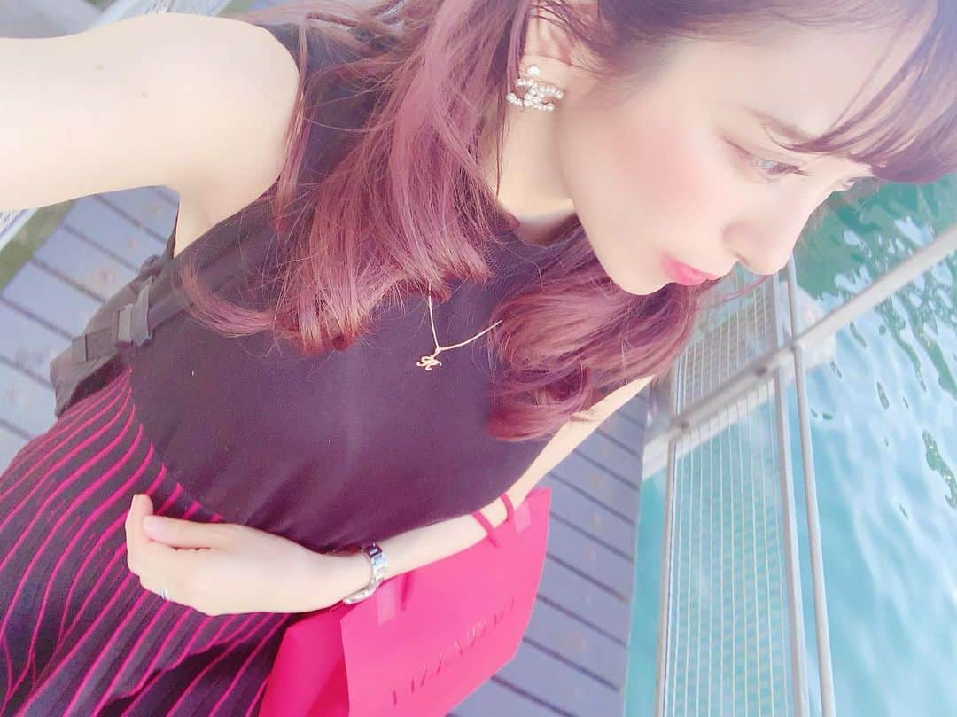 のインスタグラム：「赤髪💇‍♀️ またのばそうかなぁ なやむ♡ 乾かすのめんどくさいて 思ってしまうのよね😩 ・ #赤髪 #ロングヘア #ootd  #ワンピースコーデ #ワンピース #ノースリーブ  #hairstyle #haircolor #redhair」