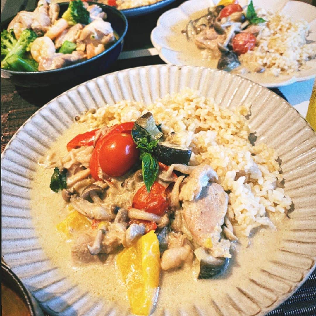 川口優菜さんのインスタグラム写真 - (川口優菜Instagram)「最近エスニック料理を作ることにハマってる♪シンガポール人の友達が色々教えてくれて、今までにはなかったアイディア料理がつくれたよ💡✨トムヤム🦐はココナッツミルクを入れずにトムヤムペースト、🍋、ナンプラー、さとうきびで味付けしたらサッパリしてて美味しかったよ😋グリーンカレーはグリーンカレーペースト、ココナッツミルク🥥、ナンプラーだけ！後はバジルが良い感じに味をまとめてくれました☺️☺️奥に写ってる鶏肉料理はバター🧈と鶏がらスープの素で味付け♪♪案外調味料🧂はシンプルにして食材の味を楽しむ方が美味しいのかも？ #instafood  #greencurry  #tomyum #homemade  #cooking」7月18日 13時04分 - yuna.kawaguchi