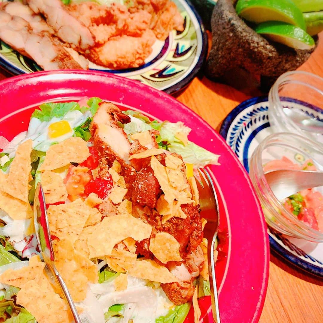 青木美香さんのインスタグラム写真 - (青木美香Instagram)「Mexican Dining AVOCADOでLUNCHアボカド食べ放題🥑 @avocado_shinjuku  店内もとっても可愛かった🇲🇽✨  アボカドは体内のデトックス、血液をサラサラにする、脂肪の燃焼にもいい食べ物✨ タコス、シーザーサラダもセットで、アボカドもまるまるひとつ食べて大満足😋  #メキシカンダイニングアボカド #新宿メキシカン #アボカド食べ放題 #食べる美容液 #アボカド #AVOCADO #pr #コラボベース」7月18日 13時04分 - aokimikaa