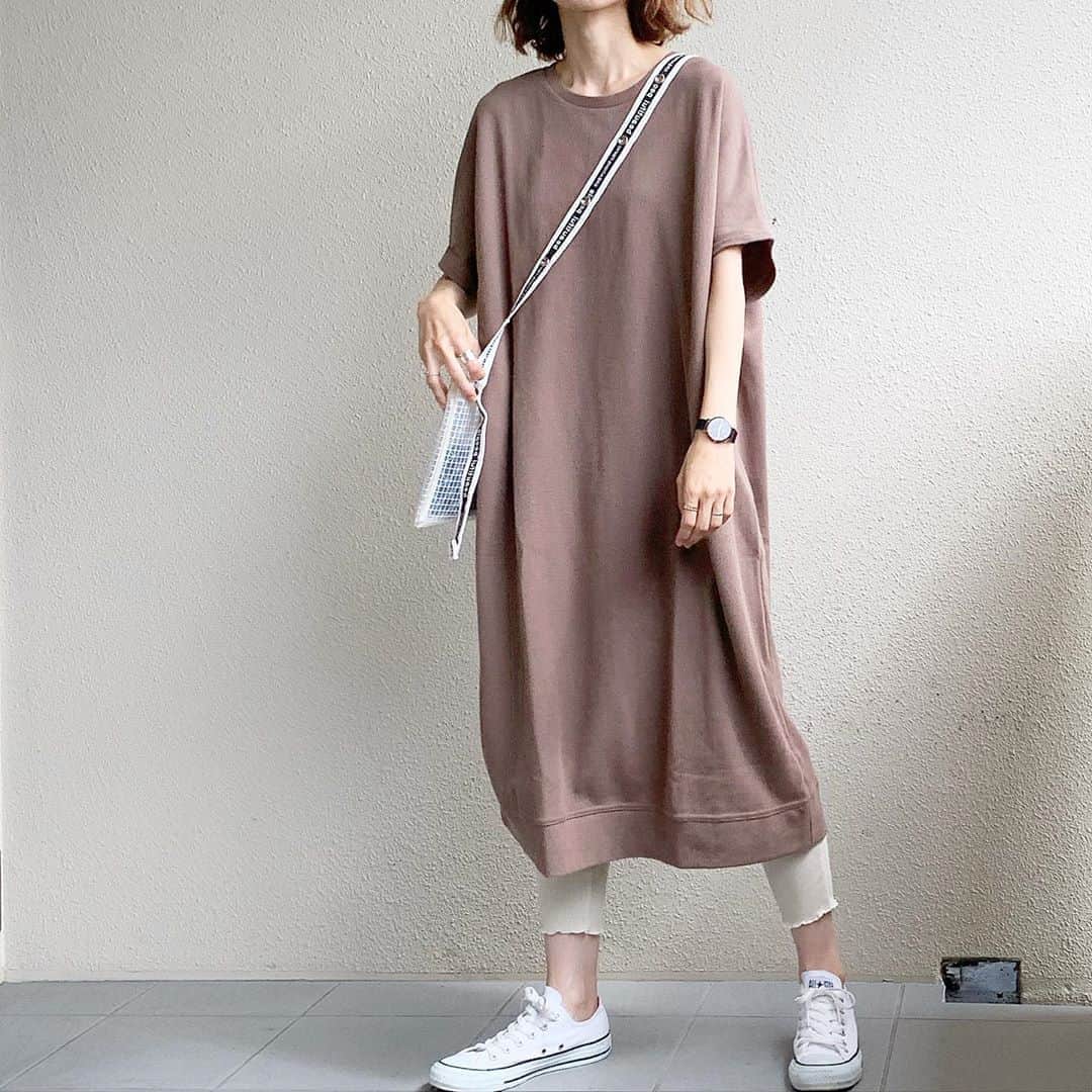 のインスタグラム：「・ 2020.7.18 #昨日のコーデ ・ @reca.rakuten ゆったりしたシルエットで楽ちーん♡な ワッフル素材のワンピース見つけた😊 これポケットもあるの♡ ・ ほんとはワンピースで着ようと思ったけど 朝👧🏻の幼稚園のバス停まで 毎日ほぼ爆走なので 下にレギンス履いた😂 レギンスは去年買ったguのん♫ これもワッフル素材😝❤️ ・ ・ #reca#recaコーデ#gu#ジーユー #beautifulpeople#ビューティフルピープル #converse#コンバース ・ ・ アイテム詳細はトップページのPARTEから飛べます✨・ ・」