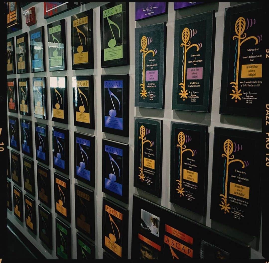 ASCAPさんのインスタグラム写真 - (ASCAPInstagram)「@jermainedupri’s #ASCAPAwards Plaque Wall 🔥😍🏆」7月18日 13時08分 - ascap