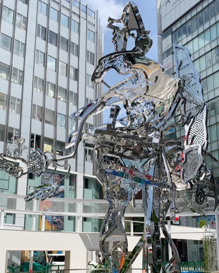 松山智一のインスタグラム：「Complete. newly born Shinjuku East Square. I m honored to have conceptualize the entire square along with my largest sculpture “Hanao-San” the new community space opens tomorrow. And yes it’s permanent.  ———— 「花尾」です。よろしくお願いします。  完成。多くのハードルを乗り越えて２年半かかり実現。 8m のモニュメントともに、広場のコンセプト・デザイン提案させて頂いたプロジェクト。世界最大の駅にこうした公共施設を実現することはあたらしい東京のランドマークになると考え、世界に対しての大きな文化発信に繋がると信じ構想を練ってきた。(株）ルミネ様ならびに(株）東日本旅客鉄道様の文化振興に関する寛容さと柔軟さにこの場をかりて感謝いたします。一芸術家の意見に耳を傾けて頂き、広場のもつ可能性を信じて頂いた関係者皆様に深く御礼申し上げます。 特に今回のプロジェクト進行のキーパーソン、西田香織さん @kaori.nf この場を借りて改めて深く御礼申し上げます。  明日公開。ぜひ一度お運びあれ。ここはアートを見る場所ではない、機能する場所だ！ ーーーーーー アート制作/コンセプト/全体監修:松山智一  施工:安藤ハザマ(株式会社 安藤・間) 設計:デザイン設計、デザイン監修(株)sinato 基本設計、 実施設計(株)JR 東日本建築設計  ディレクション：戸塚憲太郎 #lumineEST #shinjukuStation #HanaoSan」