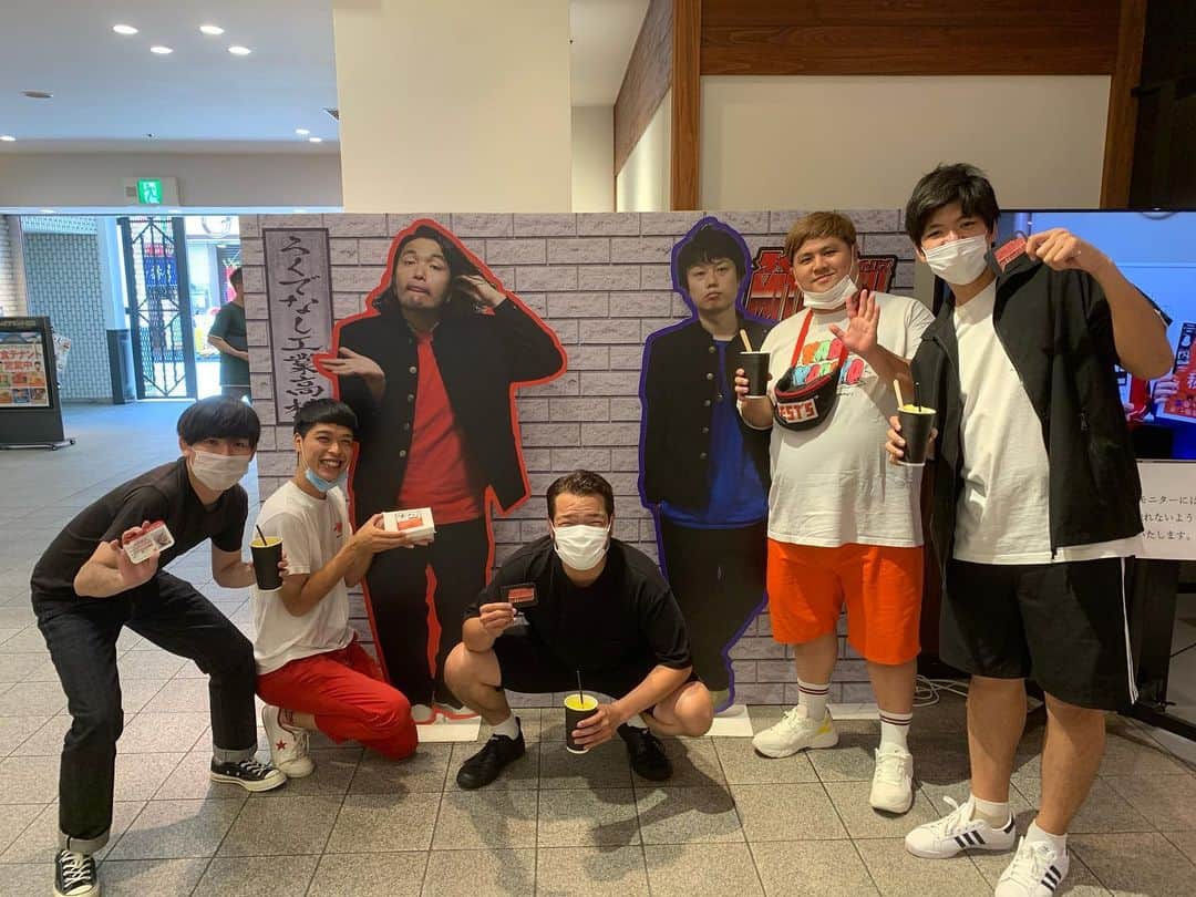 池田真一のインスタグラム：「ろくでなし工業高校模擬店と吉たこ皆さん是非行ってよー！ 僕のおすすめは リリーさんのメロメロめろんそーだにりんごシャーベットトッピング！ 吉たこは塩こんぶマヨ！ ドリンクに付いてくる学生証は大ハズレでした😢」