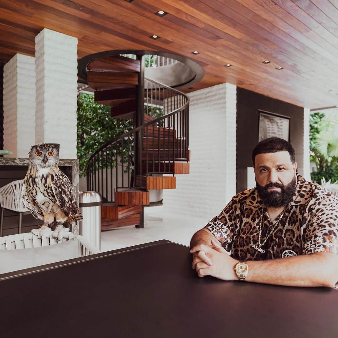 DJキャレドさんのインスタグラム写真 - (DJキャレドInstagram)「STILL IN THE MEETING! 🦉🔑🔑  #1 and #2 ! Biggest Records in the world 🌎 on @applemusic  #POPSTAR ⭐️ #GREECE 🇬🇷 @djkhaled @champagnepapi 🦉🔑🔑 #WETHEBEST #OVO  ANOTHER ONE and 👉🏽ANOTHER ONE !」7月18日 13時16分 - djkhaled