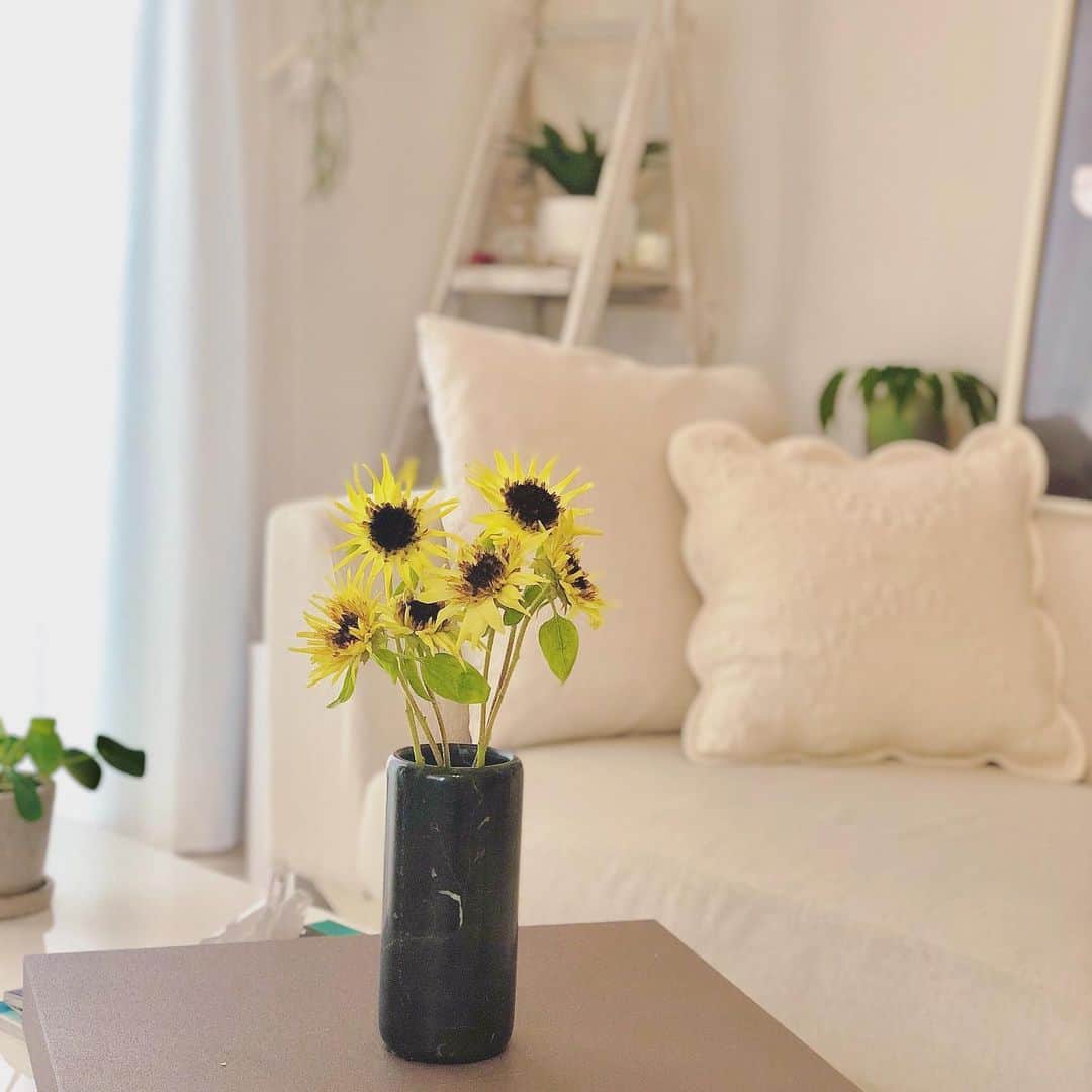 のインスタグラム：「梅雨、長いですね。 気温も低くてどんより気分にひまわりを🌻 裏起毛のパーカーを着て、温かい紅茶にほっこりしながらひまわりを眺める、このアンバランスさ🙃 7月も半分終わったとはびっくりだ。」