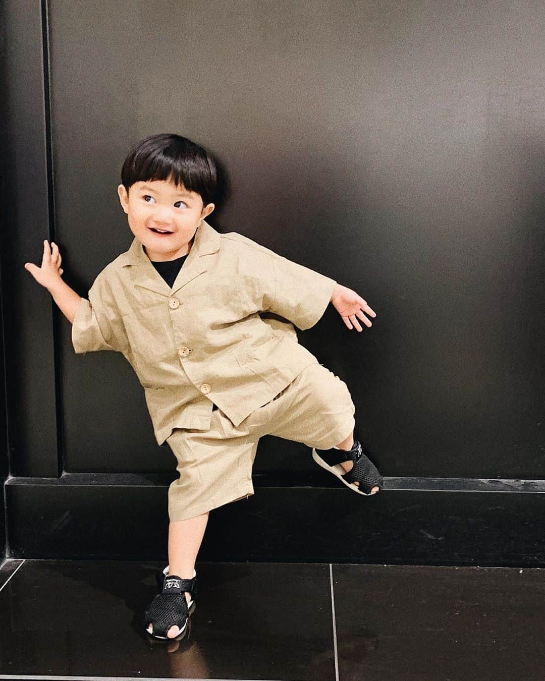 新井ニーニャのインスタグラム：「🖤﻿ ﻿ ﻿ ﻿ にいにたちが、今日から俺は！の映画を観たい👦🏽👦🏽と言ってたので朝から映画へ🎞﻿ ﻿ かおたんとママとパパは、それぞれお買い物しました🛍✨かおたんの靴、サイズアウトが早くて毎月買ってる気がする😅マグも便利だからなんだかんだ水筒代わりに2歳越えた今もずっと使っていて、生まれてから6個以上買い替えてる気がするな〜。新しいマグはかおたんが好きな『赤』のやつで、ミッキーのやつにしました💕(かおる、ミッキーのことみっちぃ♡ってゆうの🥰)﻿ ﻿ ﻿ 今日のかおたんコーデ🖤﻿ 差し色はブラックでどちらもバースデイで買ったもの🧒🏻﻿ ﻿ セットアップは @__ciala__baby  これは、モデルの早川沙世ちゃんがプロデュースしているブランド🤎可愛い子供服沢山ありました😍﻿ ﻿ #子供服 #kidsfashion #ママ #kids #セットアップ #ラテコーデ #ベージュコーデ #2歳児 #2歳 #2歳4ヶ月 #キッズモデル #やんちゃボーイ #三兄弟 #男兄弟 #末っ子 #末っ子ボーイ #男の子ママ #男の子ベビー」