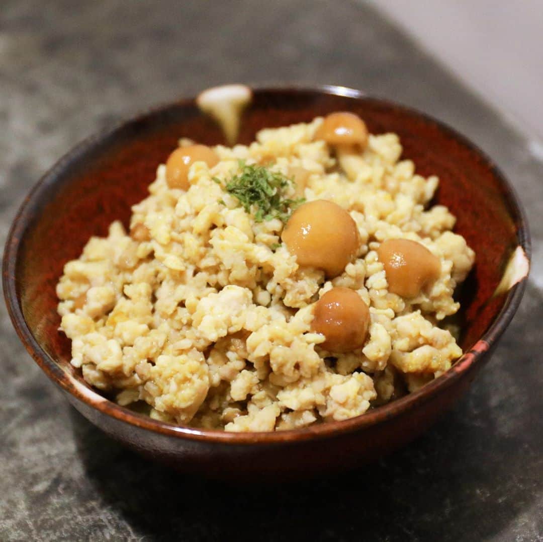 馬場裕之のインスタグラム：「カレー風味のなめこそぼろ🍚 『材料』 鳥ももひき肉300g 鳥むねひき肉150g なめこ100g カレー粉小さじ1〜2（お好みで） ナムプラー小さじ2〜3（無ければ麺つゆでも） ①フライパンにひき肉、軽く洗ったなめこ（独特な匂いが薄れます）、カレー粉、ナムプラーを入れ中火にかけます。 ②菜箸や木べらなどでひき肉がダマにならないように炒め肉に火が通れば完成です。 鳥むねひき肉のみ使う場合は少量油を入れて下さい。 カレー粉がナムプラーと鶏肉のクセをカバーしてくれますよ。 お好みで唐辛子や黒胡椒を入れても良いですね。 玉ねぎやとうもろこし、ニラ、パクチー等を入れてボリュームアップしても良いですね。  #新しい日常  #一緒にやってみよう #おうちごはん  #吉本自宅劇場  #馬場ごはん」