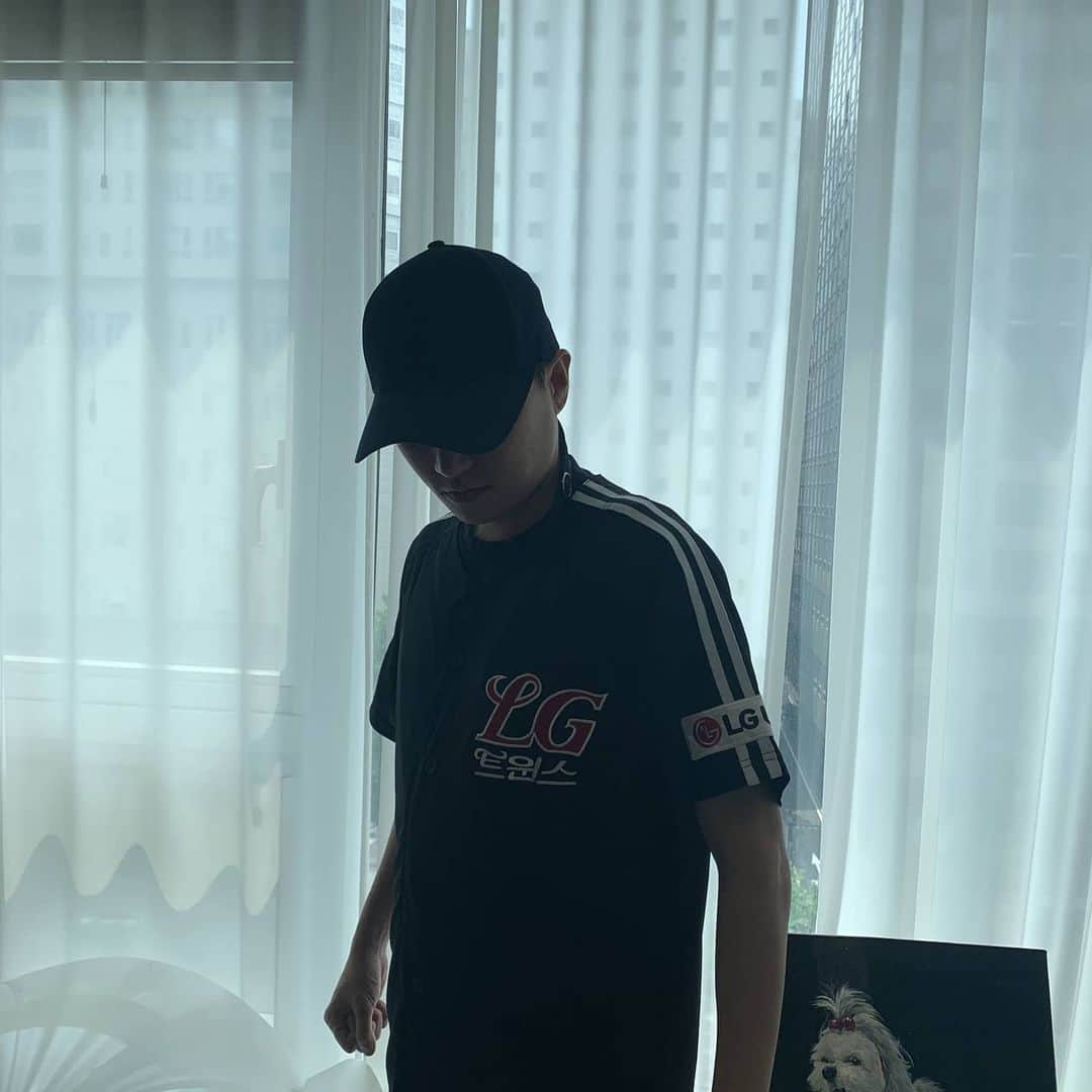 ホ・ジョンミンのインスタグラム：「#47 #이상훈 형을 가장 사랑하지만 형은 은퇴했고 형을 뛰어넘는 슈퍼스타가 나오면 유니폼을 맞추려 했어 하지만 내가 죽기전까지 형을 뛰어넘는 슈퍼스타는 엘지에선 죽어도 안나올것 같아서 한참 지난 지금에야 형 유니폼을 맞췄어 늦어서 미안해 형 보고싶어 #야생마 #이상훈 난 #허생마」