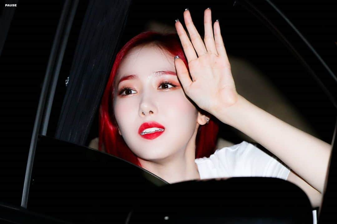 シンビのインスタグラム：「[2PICS] 200716 ; #신비 #Sinb leaving after work schedule — ©gf_pause」