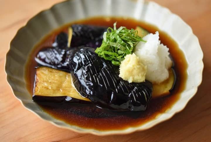 キナリノさんのインスタグラム写真 - (キナリノInstagram)「. 夏野菜を美味しく食べよう！其の三【なす】のレシピ . 夏野菜の定番「なす」。塩もみや浅漬けにしてさっぱりと、炒め物や揚げ物にするとトロトロの甘みを感じられますよね。今回は。そんな「なす」を使った絶品レシピをご紹介します。いつも同じ料理ばかりになってしまう…と言う方は、是非参考に作ってみて下さいね*、 画像は、白ごはん.com(@tomita_tadasuke)さんより。 . https://kinarino.jp/cat4/40276 . ▶︎こちらの記事はキナリノアプリのトップページで掲載中です。 ▶︎ダウンロードはプロフィールリンクから(@kinarino_official) . #茄子 #なす #夏野菜 #野菜 #おうちごはん #料理 #レシピ #おかず #instafood #cooking #recipe #eggplant #丁寧な暮らし #暮らし #キナリノ」7月18日 14時00分 - kinarino_official