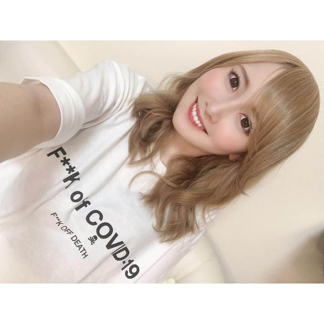 トキさんのインスタグラム写真 - (トキInstagram)「伸び放題の髪の毛をバッサリ切りました💇‍♀️ ヘドバンしやすい長さ🔥 ・ そして、お世話になっているデザイナーの髙原さんよりBLACK HONEY CHILI COOKIE(@black_honey_chili_cookie)のメッセージTシャツを贈って頂きました❗️ 困難な世の中だけど、少しでもファッションを楽しんで欲しいという気持ちが本当に素敵です😄 みんなもぜひ！ コロナや雨に負けず笑顔で過ごそう！ #blackhoneychilicookie #Aldious #アルディアス」7月18日 14時00分 - aldioustoki