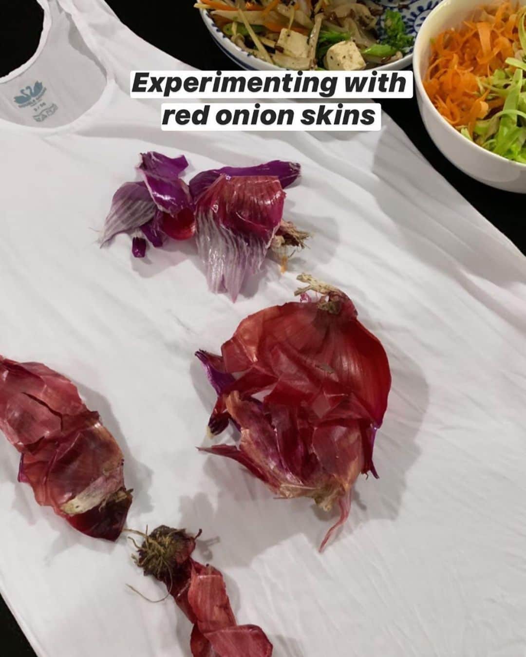 Amata Chittaseneeさんのインスタグラム写真 - (Amata ChittaseneeInstagram)「Natural Dye experiment 10: ☀️ Solar dye with Red Onion skins 🧅 ลองย้อมผ้าด้วยเปลือกหัวหอมแดงจากครัว โดยใช้แค่พลังงานแสงพระอาทิตย์ ทิ้งไว้ประมาณ 2-3 วัน เปิดออกมาได้สีชมพูอ่อนๆ ดีที่ได้ทดลอง อาจจะไม่สวยที่สุด แต่ก็น่ารักดี 🥰 #pearypiegoesgreen #solardyeing #onionskin #naturaldyes #unknowntogether」7月18日 14時10分 - pearypie
