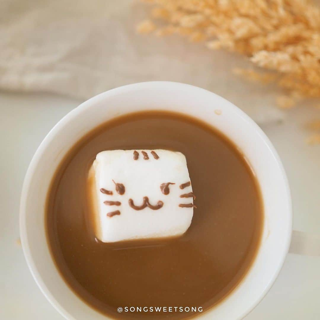 Song Sweet Songさんのインスタグラム写真 - (Song Sweet SongInstagram)「My Breakfast + Lunch of Today 🐱✨ เป็นคนตื่นสาย ยอมรับค่ะ555  มาย้ำอีกครั้ง ว่าโปรจาก @danielwellington ซื้อนาฬิกาแถมสายฟรี ใช้โค้ด sweet2020 ลดเพิ่มได้อีก 15% แถมส่งฟรีอีกด้วย ดีลนี้มีถึง23 กค. 63นี้เท่านั้นนะฮะ 🌸ส่วนตัวชอบสายสีชมพูรุ่น Petite Rosewater สีใหม่นี้มากๆ 🌸ใส่แล้วเข้ากะสารพัดของปุ๊กปุ๊กที่มีอยู่จริงๆ น่ารักแบบกรีดร้องงง 🌸✨ ดูเพิ่มเติมได้ที่ https://www.danielwellington.com/ นะค้าาา #DanielWellington #DWThailand #DWinTH」7月18日 14時04分 - songsweetsong