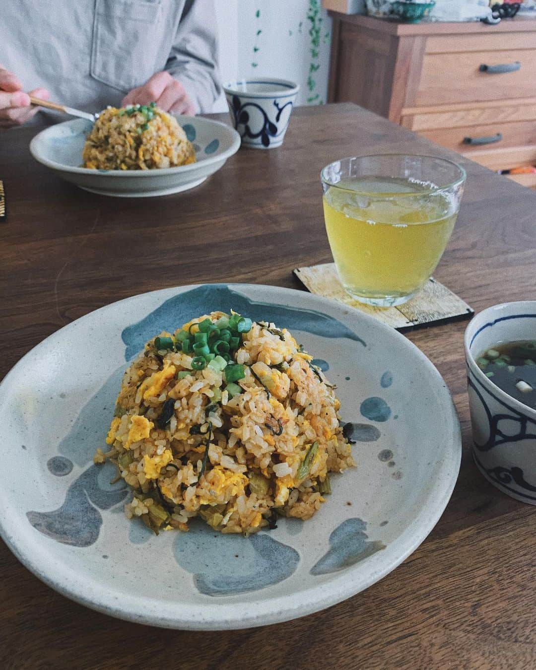 有末麻祐子さんのインスタグラム写真 - (有末麻祐子Instagram)「野沢菜とじゃこの炒飯。 野沢菜んを最初にごま油で炒めるといい感じです🙌🏻 簡単だしすぐパパっとできる！ それと、とろろ昆布スープ。 これなんて器にとろろ昆布入れて顆粒だしとめんつゆと醤油と土佐酢を入れて お湯注ぐだけ🤣 手抜きでございまーす！笑  お皿は　#佐々木康弘　さんの 新作シリーズ😆 お茶のグラスは4年前に沖縄で出会った #おおやぶみよ　さんのグラス。 そこからファンになり、集めております。また沖縄のアトリエに行きたいなぁ😟」7月18日 14時19分 - mayukoarisue