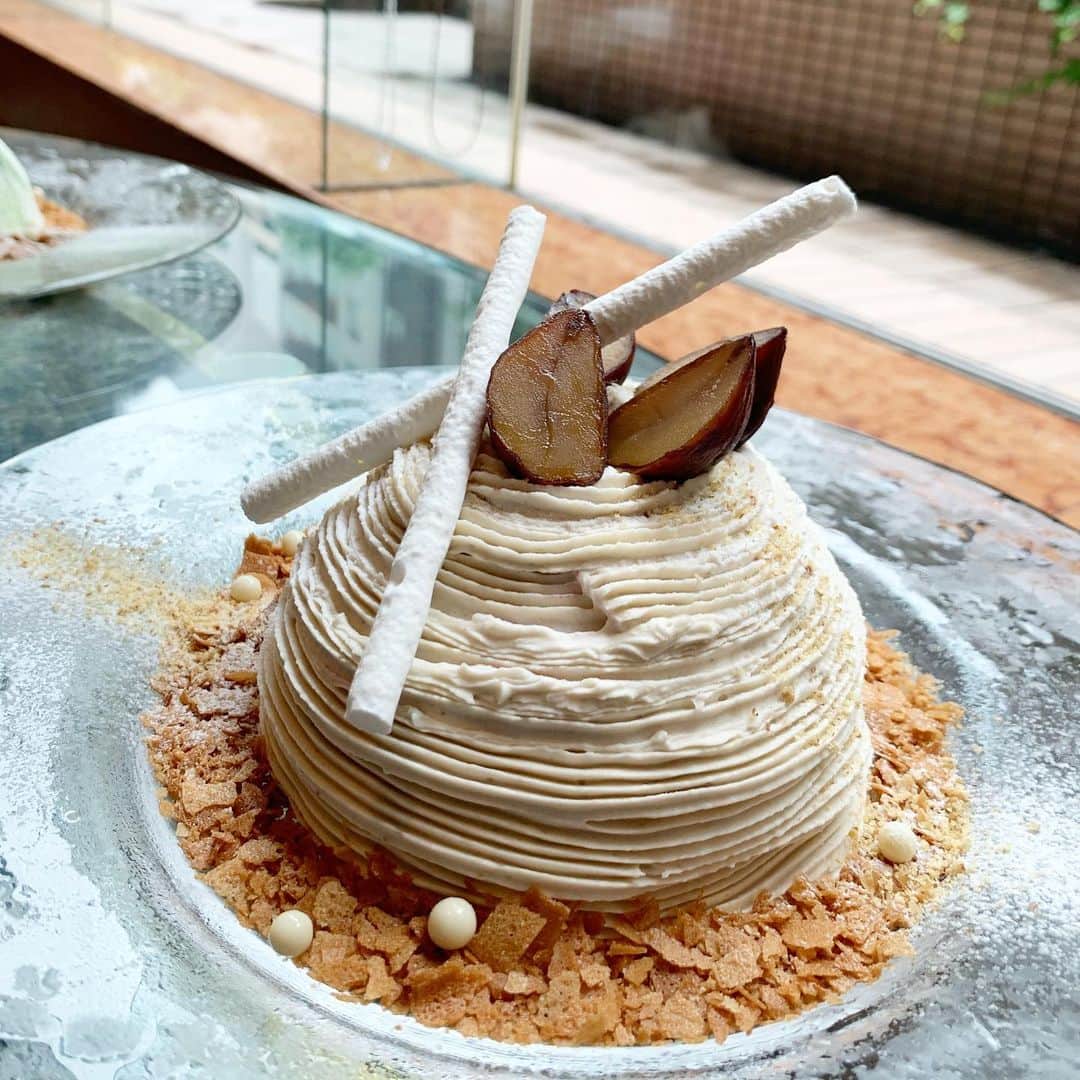 のインスタグラム：「ロイヤルパークホテル の季節限定アイスデザート、スノードームケーキが始まりました。🍧  新作モンブラン、人気メロンを頂きました。  爽やかに溶けゆく蜜の味。。。  メロメロです。  たまりません。。😂  コロナウィルス感染予防対策に、検温、除菌を徹底。  衛星管理強化に感謝です。  YouTubeにアップしています。  https://youtu.be/FB4obq5An0g  #ロイヤルパークホテル#七夕#365日願いが叶うホテル#スノードームケーキ#モンブラン#ビューティかけたら私ではない#いや私だ#ぶっ飛び〜#royalparkhotel #アフタヌーンティー#氷活」