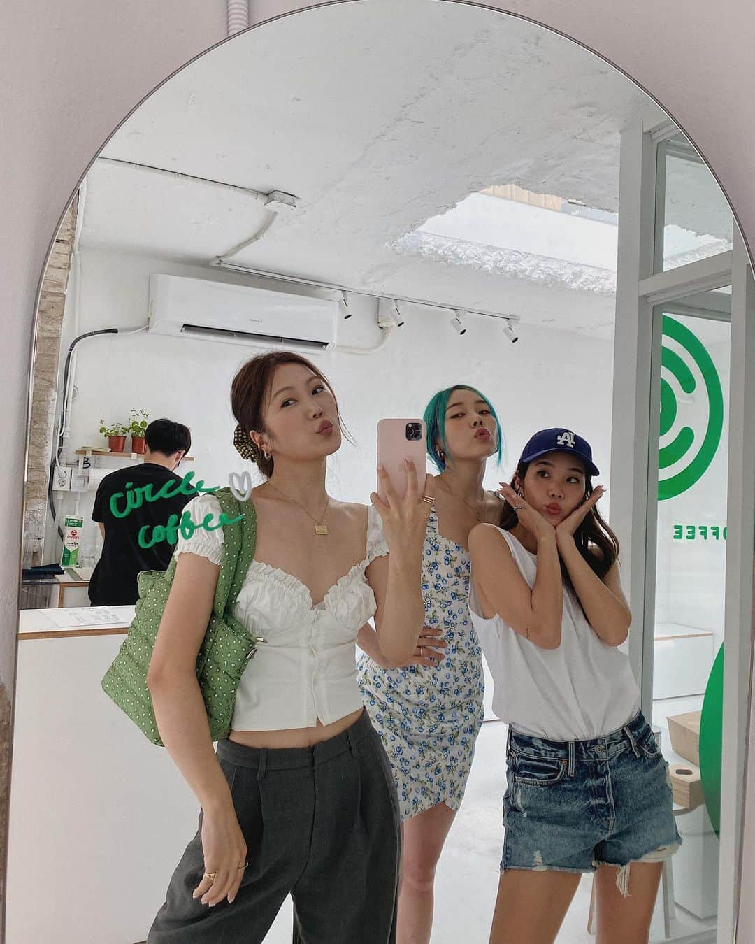 アシュリさんのインスタグラム写真 - (アシュリInstagram)「Finally uploaded the first part of my Vegan diet video feat. these girls 💚🌱 link in bio :) #RevolveMe」7月18日 14時28分 - ashleybchoi