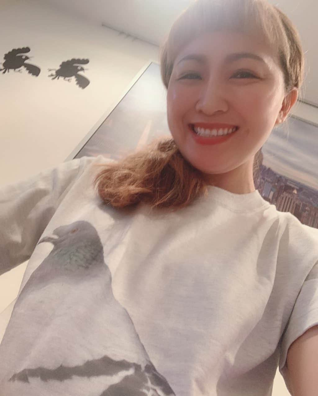 丸山桂里奈さんのインスタグラム写真 - (丸山桂里奈Instagram)「二部は鳩Tシャツでした🐦 次はなーんだ？！  すごく楽しく沢山のみなさんと触れ合えたり みていただけて、ありがたいです🤨  ＱＲコードがあるみたいなので、すぐまた更新させてくださいねー🤩🤩🤩🤩🤩  #ソフトバンク #ymobile  #イオンモール #リモートトークショー #第二部終わり #次は第三部 #16時からです #みなさんに支えていただき #新たなチャレンジ #すごく楽しく最高の時間です #どこにいても繋がれる世の中 #ほぼどこでもドアぢゃん #いい意味で #インスタバエ」7月18日 14時33分 - karinamaruyama