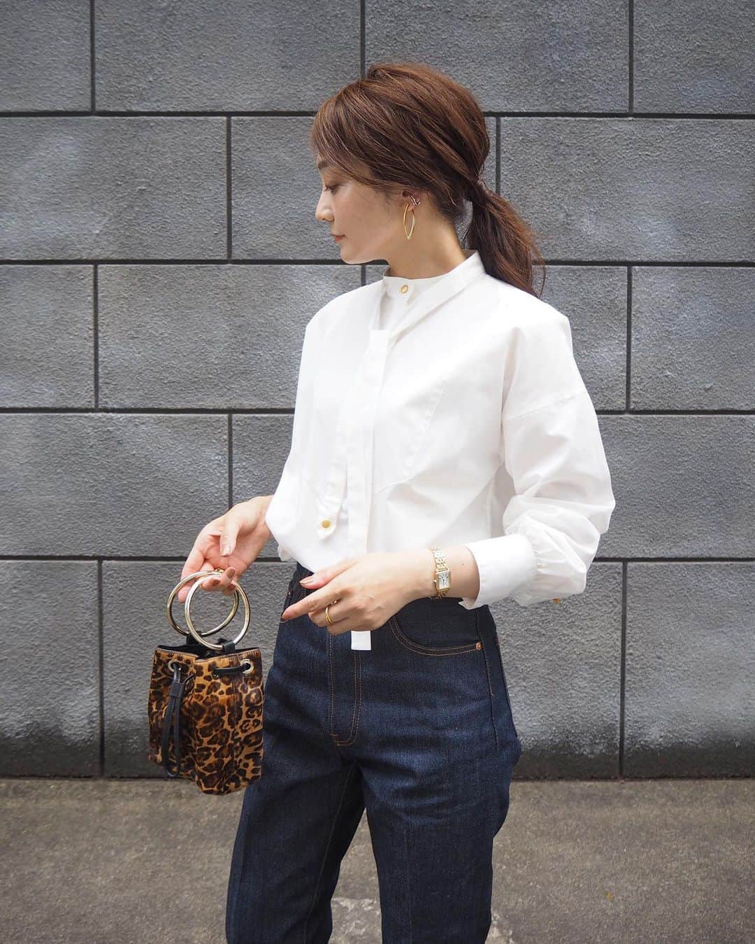 yoko178loveさんのインスタグラム写真 - (yoko178loveInstagram)「#coordinate ． ． 今日は娘と朝活☀︎ 午前中だったからカフェは 貸し切り状態でした☕︎ ． ． ボウタイシャツをデニム合わせで カジュアルに✨ ． shirt  @filunage_official  pants @shinzone_official ． ． ボウタイタキシードシャツは 19日23:59までの受注販売です✨ ※今後の発売は未定となります🙏 ． #filunage#白シャツ#ボウタイブラウス #cafe #café #jeans#shinzone#デニムコーデ #ootd #instafashion #大人カジュアル」7月18日 20時09分 - yoko178love