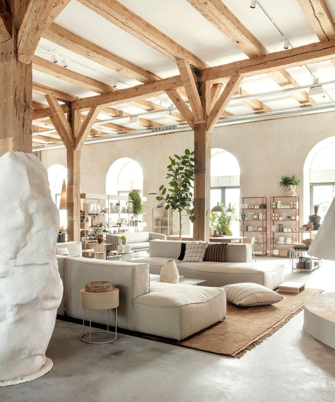 のインスタグラム：「【KOZブログ】 今回の ferm LIVING stories は 彼らの新たな " HOME" のお話。  6月にオープンしたばかりの ferm LIVING のブティック兼ショールームは ため息が出るほどの美しさ。 それでいて自然体で、心地の良い空気が 写真から伝わってきます。  たっぷりのお写真と共に お楽しみください。  . ◎ブログはトップページのバナーorプロフィールのURLからどうぞ。 ▶︎ @kozlife_tokyo . #KOZLIFE #kozlife_tokyo #LoveFoodLoveLife #instahome #fermliving #Interior #nordicinspiration #interiordesign #yesfermliving #denmark #デンマーク #暮らし #北欧 #北欧インテリア #北欧雑貨 #インテリア #丁寧な暮らし #シンプルライフ #ファームリビング」