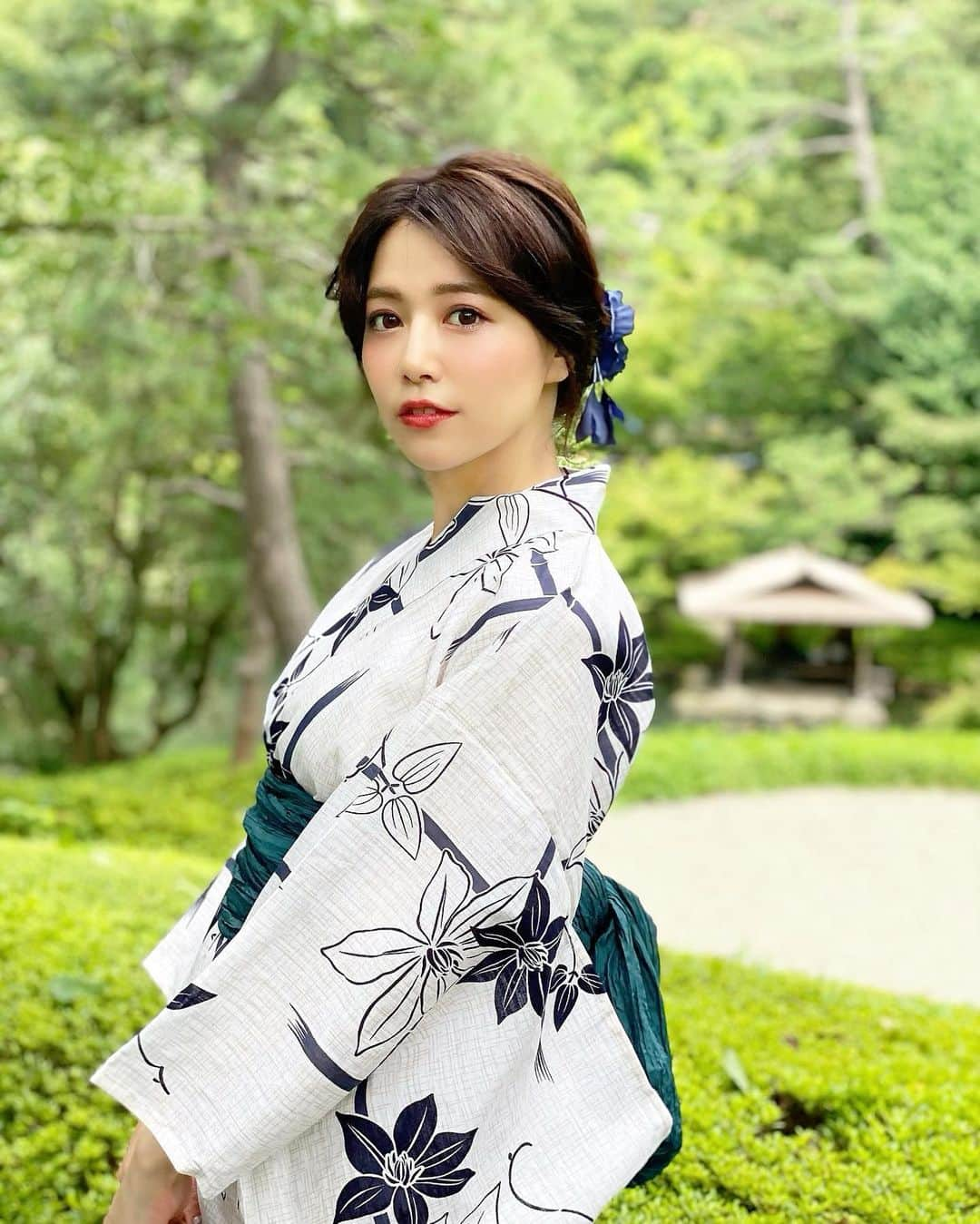 石井里奈さんのインスタグラム写真 - (石井里奈Instagram)「こんばんは❤️ . 今夜は今年初浴衣👘💕 花火大会やお祭りの予定もなかなかないですが、浴衣でお出かけするのも夏らしくておすすめ🙆‍♀️💕 八芳園のお庭をお散歩してきました🚶‍♀️ . 今年も @dita_official で浴衣セットと小物を💕 今年は大人らしくシンプルな和柄で大人っぽく、はんなり☺️✨ . これからさらに暑くなったら、浴衣でかき氷とか食べに行くのもいいですよね❤️ . ヘアアレンジは @zacc_miyagawa ちゃんがやってくれました🙆‍♀️いつもかわいいアレンジありがとう🥰✨ . 今回の浴衣メイクで使用した最近お気に入りコスメはこちら💁‍♀️💄 ファンデ ... @ipsa_jp フェイスパウダーアルティメイト →持ち運びのルーズパウダー！ポーチで持ち運べて便利なのとこれでおさえるだけで一瞬で美肌に🙆‍♀️UVケアもあるのが今おすすめ！ eyes... @ipsa_jp アイリシェイバー03（ベースとして使用） @celvoke.jp 08 上下まぶた全体に！リップのベースとしてつけて艶感も🙆‍♀️ lips... @grid_beauty リップバーム @ipsa_jp リップカラー02 →オールシーズン使えます！発色が綺麗！ . どれもおすすめなので是非チェックしてみてね💕 . 今日もお疲れ様でした❤️ . #浴衣 #浴衣ヘア #yukata #りなまるメイク #ipsa #八芳園 #浴衣女子 #浴衣ヘアアレンジ #浴衣レンタル #かき氷 #夏スイーツ #和服 #浴衣デート #東京カフェ #白金 #和装 #和装ヘア #お祭り #花火 #花火大会 #縁日 #祭 #夏休み #旅行 #国内旅行 #visitjapan #celvoke #japanesegirl #japaneseculture #summerfashion」7月18日 20時04分 - ri7tin1025