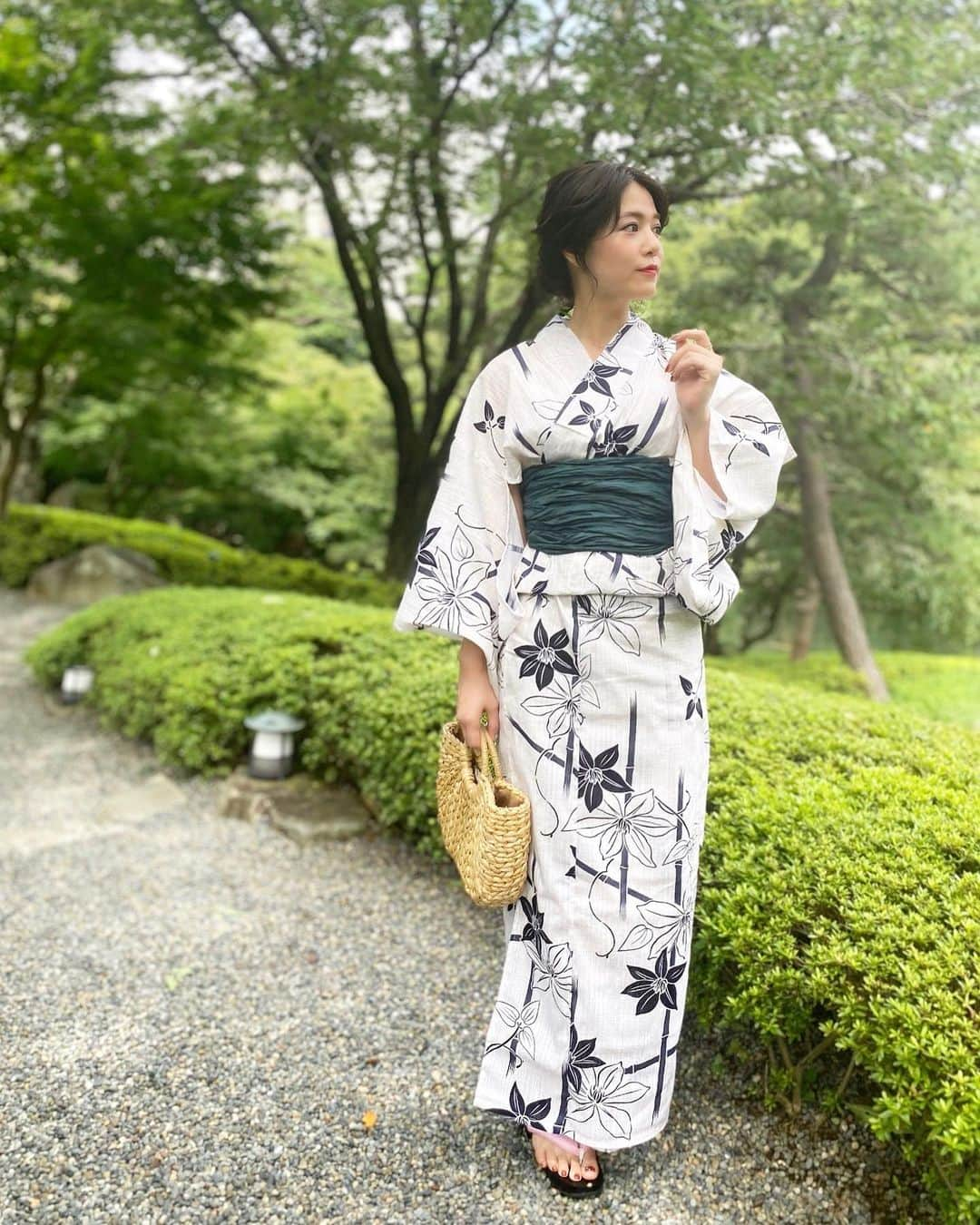 石井里奈さんのインスタグラム写真 - (石井里奈Instagram)「こんばんは❤️ . 今夜は今年初浴衣👘💕 花火大会やお祭りの予定もなかなかないですが、浴衣でお出かけするのも夏らしくておすすめ🙆‍♀️💕 八芳園のお庭をお散歩してきました🚶‍♀️ . 今年も @dita_official で浴衣セットと小物を💕 今年は大人らしくシンプルな和柄で大人っぽく、はんなり☺️✨ . これからさらに暑くなったら、浴衣でかき氷とか食べに行くのもいいですよね❤️ . ヘアアレンジは @zacc_miyagawa ちゃんがやってくれました🙆‍♀️いつもかわいいアレンジありがとう🥰✨ . 今回の浴衣メイクで使用した最近お気に入りコスメはこちら💁‍♀️💄 ファンデ ... @ipsa_jp フェイスパウダーアルティメイト →持ち運びのルーズパウダー！ポーチで持ち運べて便利なのとこれでおさえるだけで一瞬で美肌に🙆‍♀️UVケアもあるのが今おすすめ！ eyes... @ipsa_jp アイリシェイバー03（ベースとして使用） @celvoke.jp 08 上下まぶた全体に！リップのベースとしてつけて艶感も🙆‍♀️ lips... @grid_beauty リップバーム @ipsa_jp リップカラー02 →オールシーズン使えます！発色が綺麗！ . どれもおすすめなので是非チェックしてみてね💕 . 今日もお疲れ様でした❤️ . #浴衣 #浴衣ヘア #yukata #りなまるメイク #ipsa #八芳園 #浴衣女子 #浴衣ヘアアレンジ #浴衣レンタル #かき氷 #夏スイーツ #和服 #浴衣デート #東京カフェ #白金 #和装 #和装ヘア #お祭り #花火 #花火大会 #縁日 #祭 #夏休み #旅行 #国内旅行 #visitjapan #celvoke #japanesegirl #japaneseculture #summerfashion」7月18日 20時04分 - ri7tin1025