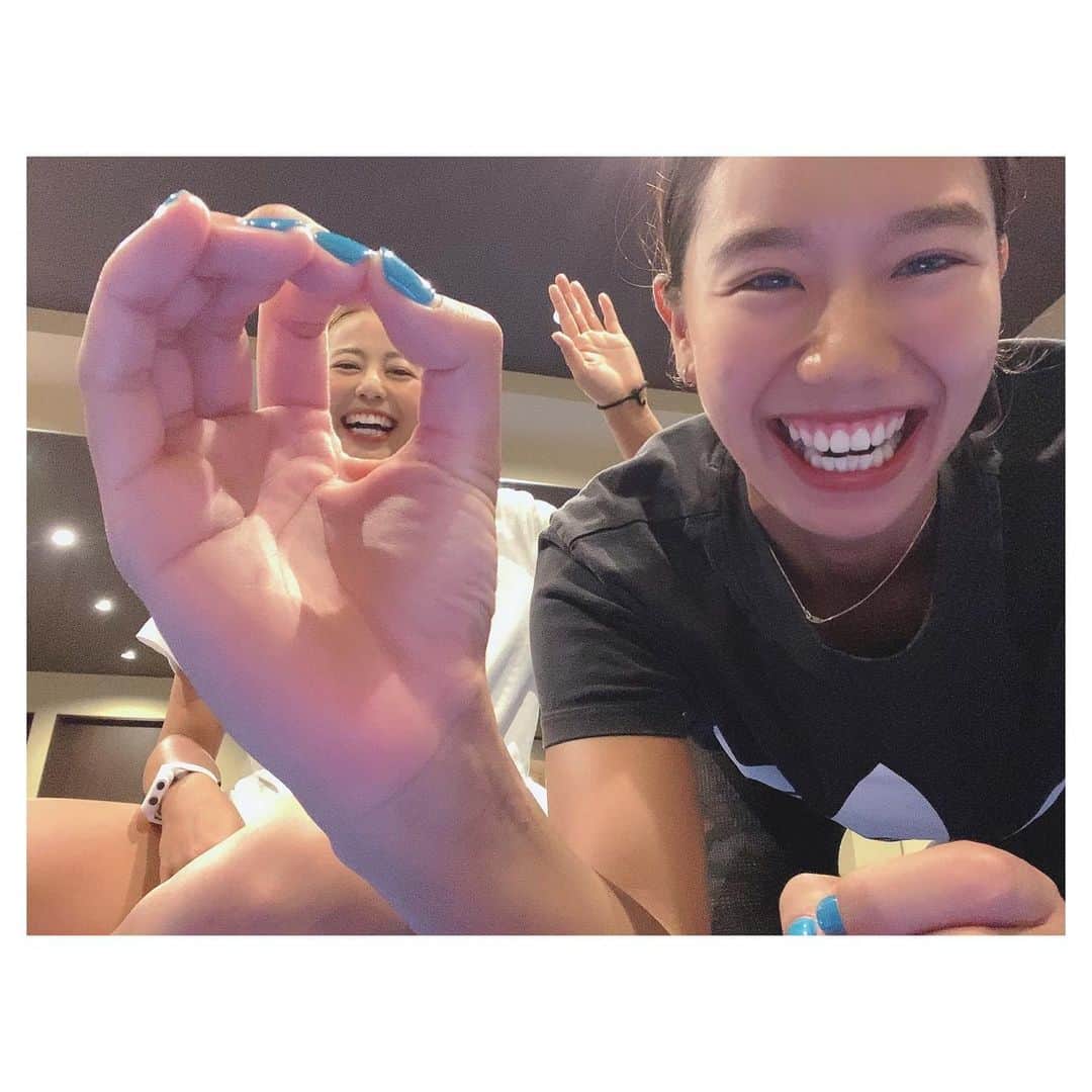 のインスタグラム：「． 佳穂さんの顔が小さすぎる件について☝️ 本日たまたまアディダスのTシャツ被りー😛✌︎︎✌︎︎ #おそろコーデ #偶然」