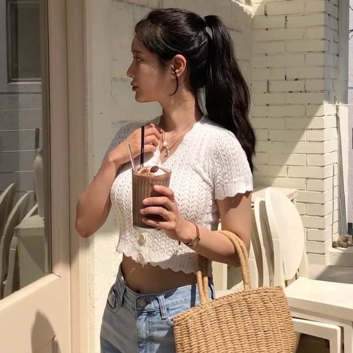 Chuuのインスタグラム：「🧡CHUU🧡 . 무더운 여름 날씨에 잘 어울리는 크롭 니트 뜨개 가디건🌿❣️ _ 💌랄프 뜨개 knit」