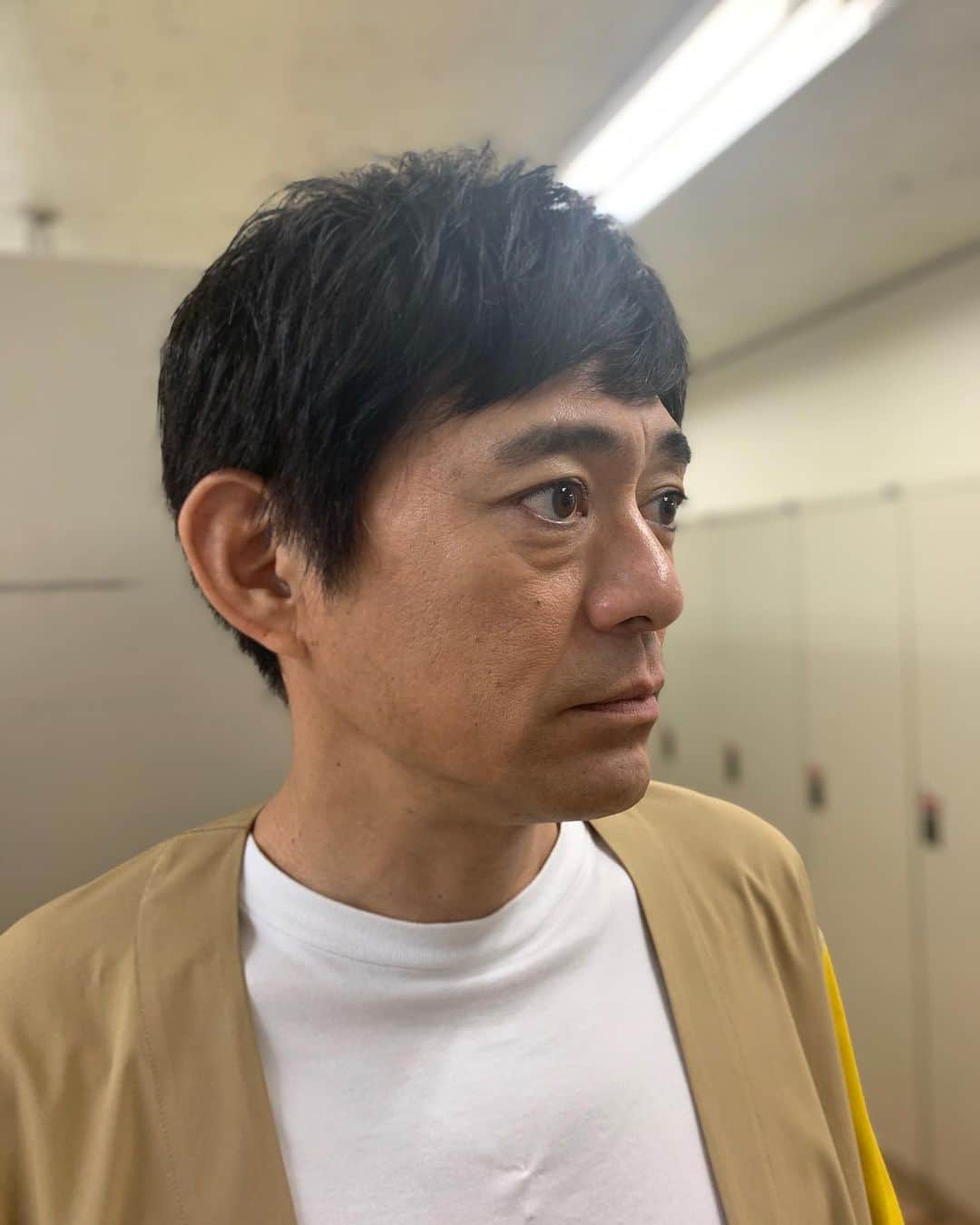 川島明のインスタグラム：「博多華丸さん  #授業参観で娘を応援していたら廊下に立たされたお父さん  #印鑑登録証をとるのにかれこれ３時間は区役所にいる人  #お気に入りの白シャツがピンマイクの針でまあまあのダメージを受けてるのに気づいた  #割烹料理屋で１０年間育てた弟子の開いた店がメガ盛りパフェ専門店だった師匠  #なんか空調が臭う  #クラブハウスからゲリラ豪雨を見つめるプロゴルファー猿  #なんとゴーレムがおきあがりなかまになりたそうにこちらをみている  #真面目すぎて一度も鼻が伸びなかったピノキオ  #太陽のぬくもりで周りを包み込む博多の王様  テレビ朝日「かみひとえ」さん  「#麒麟川島のタグ大喜利」特集ありがとうございました！」