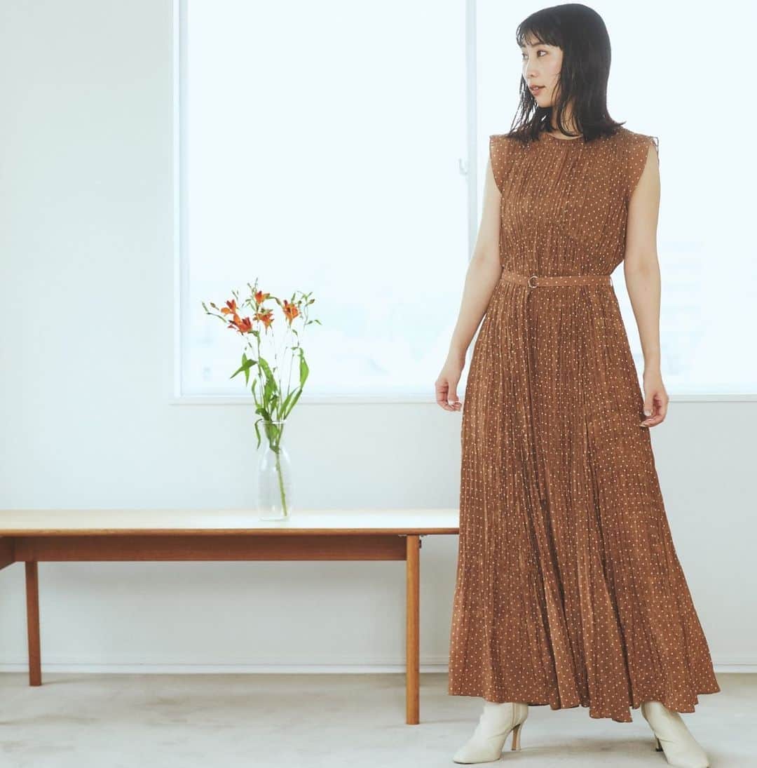 近野莉菜のインスタグラム：「梅雨はいつ明けるのでしょうか☔️。 新しいお洋服は沢山買ってるのに、雨だと何となくもったいなくて着れない🤣🤣 写真は撮影した時の📸 ワンピースは @snidel_official 🤍 ☑︎ワッシャープリーツフレアドットワンピース/15,400yen+tax」