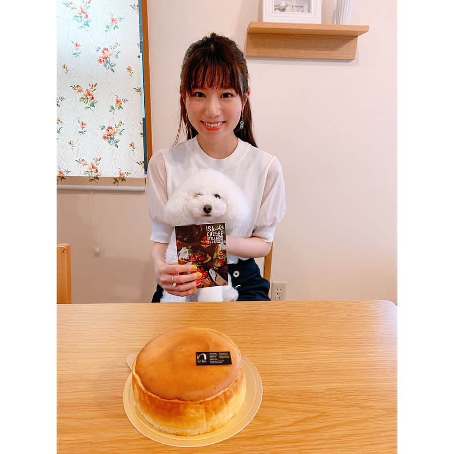 のインスタグラム：「* こんにちは。 アトリエニコ( @atelier_niko1027 )さんのニコチーです。  伊佐牧場さんのチーズを使っています。 まだ少し温かいうちにいただきました。 ふわふわシュワシュワ。 ニコさんのケーキは優しい甘さでとっても軽い食べ心地です☺️ もいしかった〜(ニコ店主さんの口癖😉) .」