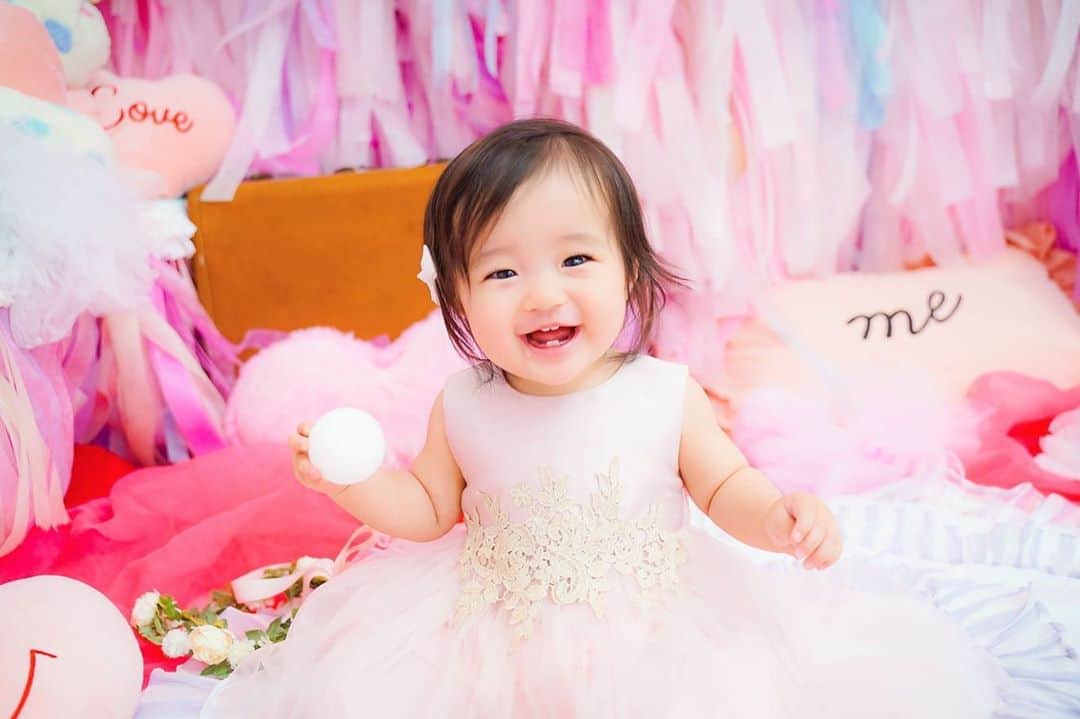 しほの涼のインスタグラム：「小さな前歯も4本撮れました🤣🤣💕 他の歯も徐々に生えてきてて、痒いのか前にも増してヨダレがグショグショの娘😇😇一回卒業したスタイをまた付けないと💦💦😅😅 あと、撮り溜めてた離乳食のストック写真があって前にインスタライブで離乳食の話が多かったので載せてみようかと思います☺️需要あるか知らないけど😂 #一歳 #一歳誕生日 #一歳写真館#一歳の誕生日 #女の子赤ちゃん#天使ちゃん#赤ちゃんのいる生活 #赤ちゃん #赤ちゃんのいる暮らし #写真館　#写真スタジオ #フォトスタジオ」