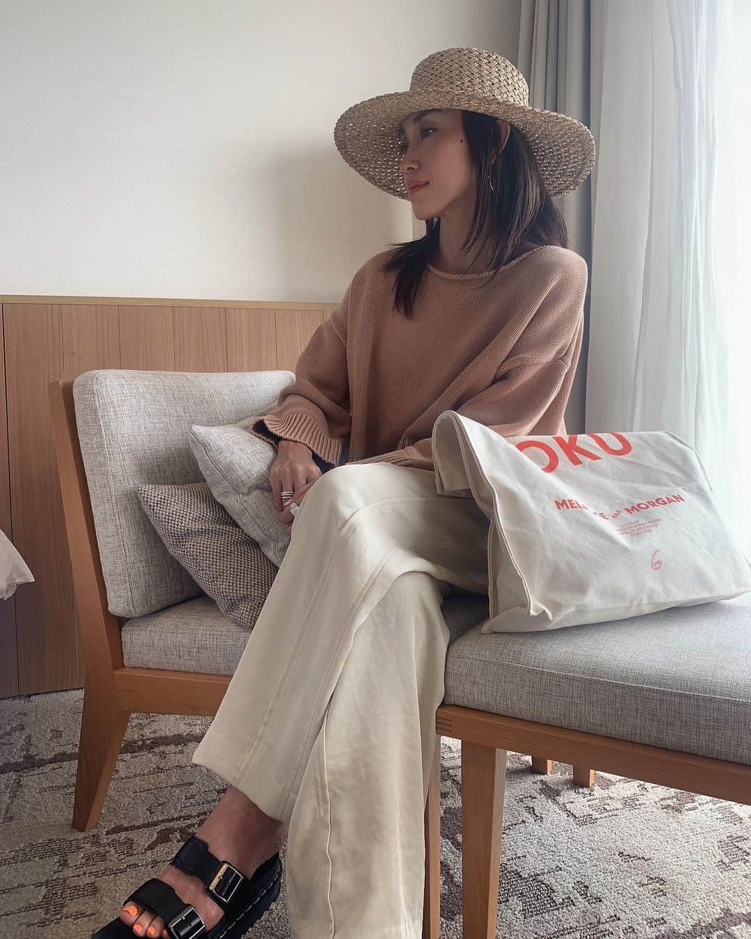 のインスタグラム：「今日は近場に3人で1泊旅行🌿 ☆ お天気に恵まれなかったけどゆっくり過ごしたいと思います☺️ ☆ 沢山ポストしちゃう🤩 ☆ 2人が大人になってきて旅行が更に楽しくなってきた！ ☆ #母娘#lifestyle#母娘旅行#lackofcolor  #ronherman#rokubeautyandyouth  #drmartens#fashon」