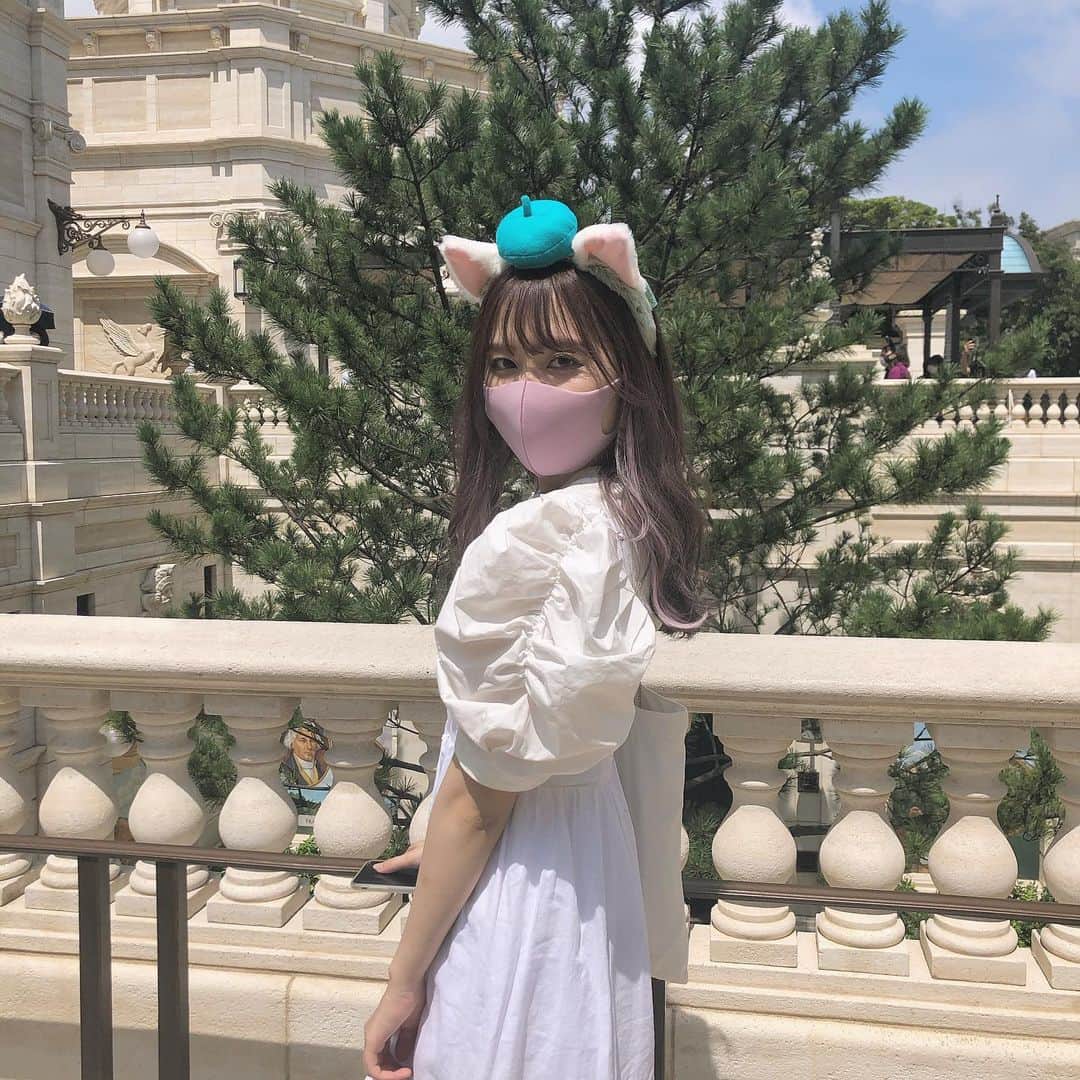 のインスタグラム：「梅雨明けた…？て思うくらいの晴天で﻿ 最高の夏日だった〜〜🌞🌴﻿ ﻿ ﻿ #東京ディズニーシー #ディズニーシー #ディズニーリゾート #disney #disneysea #ディズニー部 #ディズニーコーデ #ディズニー好きな人と繋がりたい #オールホワイト #オールホワイトコーデ #fashion #ootd #ジェラトーニ #インナーピンク #インナーカラー #ソアリン #disneyphoto #アイドル」