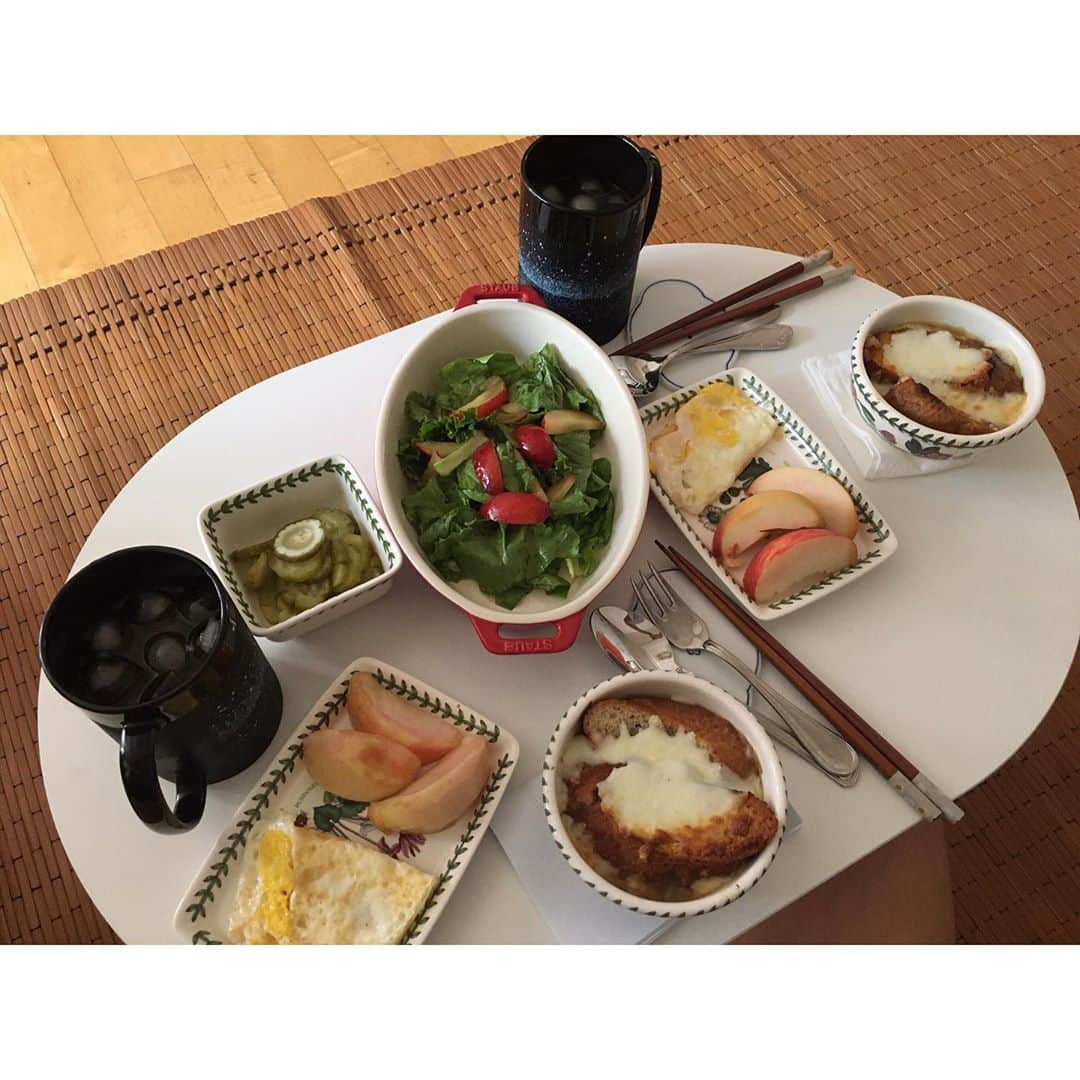 ジョン・ジェウンのインスタグラム：「. 엄마표 토요일 홈브런치🍽 양파스프가 메인디쉬 그보다 복숭아 껍질 까줘서 감동..ㅎㅎ  #엄마가요리를한다 #양파스프 #존맛탱 #몇안되는맛보장메뉴」