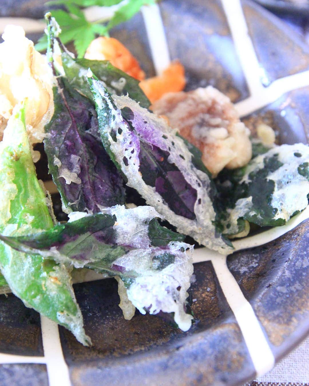 Satomiさんのインスタグラム写真 - (SatomiInstagram)「. 2020.7.18* . #すだちうどん定食 やってます🥢 . 前回サラダで食べた #水前寺菜 を 今度は天ぷらにしてみました。 表の緑と裏の紫、さっと揚げるとそのまんま。 ちょっと揚げすぎると全面緑になっちゃう。 紫が残るぐらいの揚げ具合がベスト。 サクサクの食感で、まるで山菜のような味。 たらの芽の天ぷらに味が似てるなぁ。 塩でシンプルに食べるのがお気に入り。 . 今朝は、久しぶりに爽やかな朝でした。 大物も洗えてスッキリ。 ただ、ここのところ羽蟻が多くて困る💦 しかも、今年はやたらとちっこい。 網戸してるよね？って言いたくなるくらい いつのまにかあっちにもこっちにも。 . 標高の高い我が家、昼間は窓全開にして 風が通れば十分涼しくてクーラー要らず。 ただ、夜はまだ寒いから窓を閉めて寝ます。 私、まだ毛布被ってる(笑) 今朝、和室の窓を開けようとしたとき、 網戸と窓に大量の羽蟻がいてビックリでした。 ギョッとする数💧 洗濯物を取り入れるときも、これでもか！ と念入りにはたくんですけどね･･･ 畳んでいたらちっこい羽蟻出てくるし😓 毎年のことですが、ちょっと困る。 まぁ害は何ってないんですけど。 . ここよりもっと田舎で寮生活をしている息子は、 羽蟻なんて可愛いものとは戦ってません。 寮の部屋にカマキリやらカエルやら･･･ 普通にいろいろ共存しているらしく、 古い寮なので、Gなんてしょっちゅうって😫 最近は、ティッシュでいけるとか言う。 先日は、アイツ飛んだーーー笑笑笑  秒殺！！ って報告LINE来ました💧 いろんな意味で逞しくなってるわ😅 . . #おうちごはん #さとみのごはん #うどん  #すだちうどん #クラシル #キッチングラム  #マカロニメイト #フーディーテーブル  #コッタ #ロカリ #おうちごはんlover #器のある暮らし#山本雅則 #余宮隆 #紫陽花  #ジョイスオンザテーブル #くぼともこ  #てづくりごはん365 #私のおいしい写真  #ハラペコさんの夏休み #花のある暮らし  #instafood #wp_deli_japan #iegohanphoto  #lin_stagrammer #igersjp #japanesefood  . .」7月18日 15時06分 - satomi614