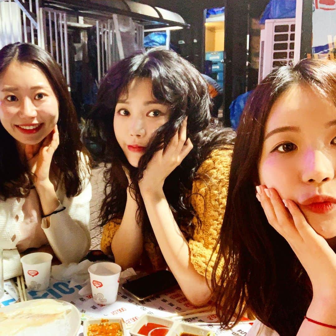 リジ のインスタグラム：「중학교 친구 보민이 청첩장 모임할때💛  축하해 김보민..... 👰🏻🤵🏻  록이랑 행복해랑🤣🤣🤣 이날 이 가시나들은 내가 술 이래 안먹는거 처음보는것같다며..... ㅎㅎㅎ 고오~맙따」