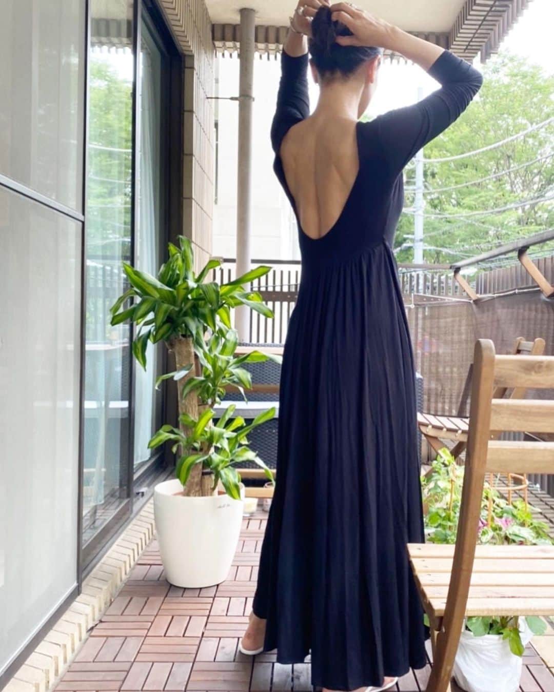 亀恭子のインスタグラム：「連日雨ですね…  家でのrelax time @_estella.k_ のカットワンピを溺愛中です。  4-5月のstayhomeを機に、 ベランダでプチ栽培をするようになりました。 ミント、ローズマリー、 ＋季節モノでアサガオ  室内にもグリーンが4鉢。 日々のお世話は私。  昔、家に緑は3つまで。 と決めていたけれど あれから数年、 それなりに数育てられるようになりました。 それなりに…  someday's… #fashion #ootd #kkstyle #tokyo #kamescloset #onepiece #estellak #shoes #tkees #july #rainyseason」