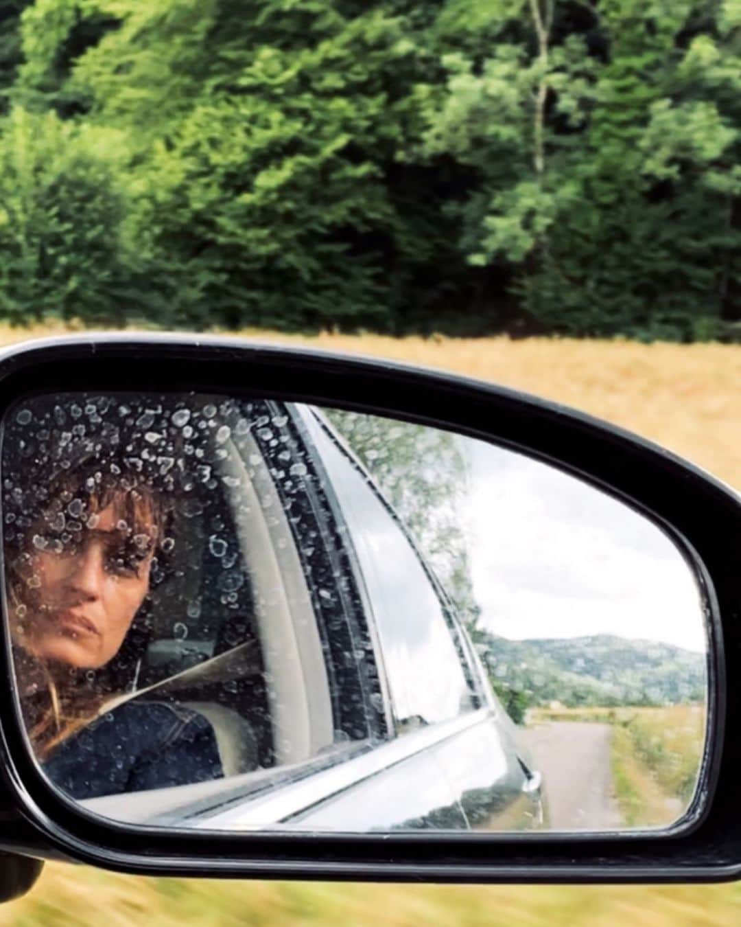 カロリーヌ・ド・メグレのインスタグラム：「On the road 💘」