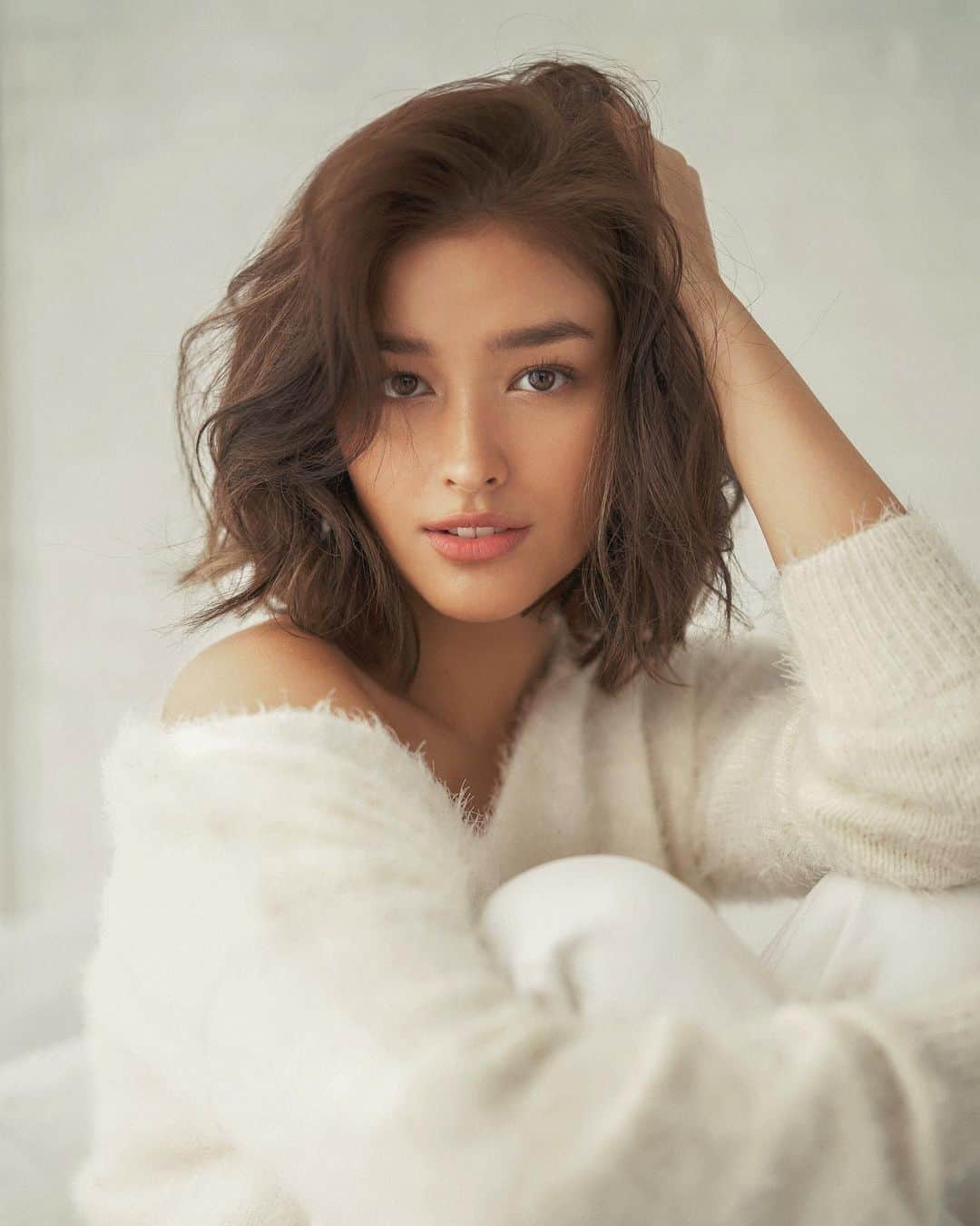 リザ・ソベラーノさんのインスタグラム写真 - (リザ・ソベラーノInstagram)「#LifeWithLiza 6pm tonight. ✨  Thank you @bjpascual for taking these for me. Can’t wait to see the rest of the photos! Thanks to my ever supportive glam team as well! 🧚🏼 @mickeysee @renzpangilinan @perrytabora @kireilegsy @hopewellnessph   Thank you to the team behind my channel as well. So happy all our plans are finally becoming a reality 🤍」7月18日 15時26分 - lizasoberano