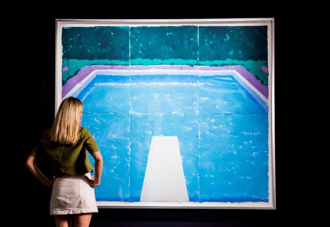 サザビーズさんのインスタグラム写真 - (サザビーズInstagram)「We're celebrating the sunny weekend ahead in London with David Hockney's quintessential poolscape! Created in 1978, the inviting scene comes from the artist's 'Paper Pool' series, and is on view in London all weekend ahead of the #RembrandtToRichter Evening Auction this July 28. Click the link in bio for more information.」7月18日 15時31分 - sothebys